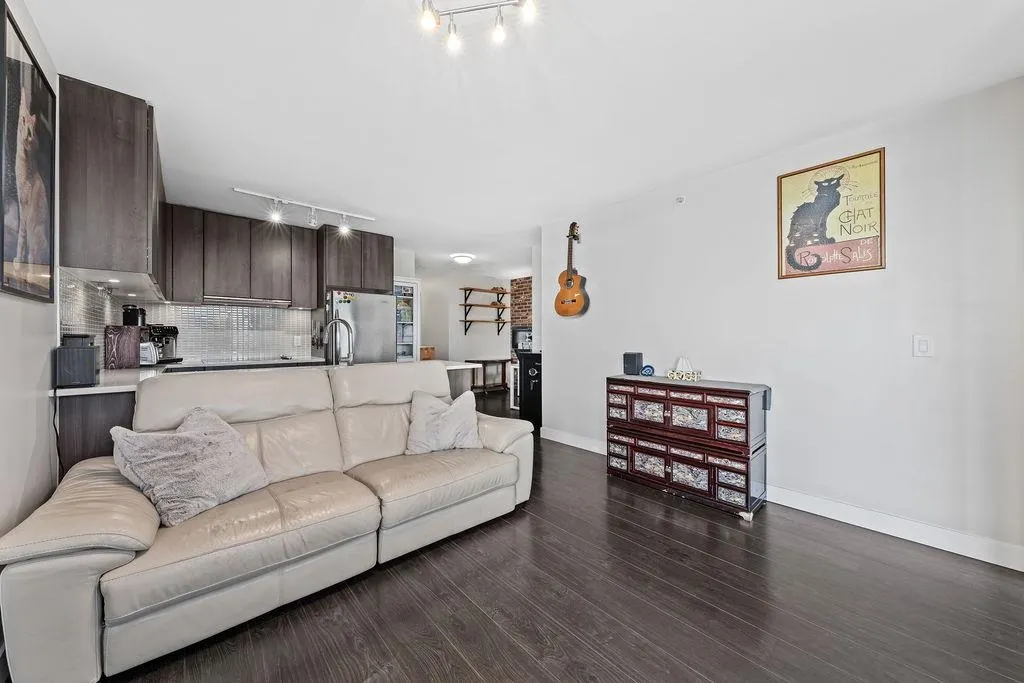 668 Columbia Street #1811