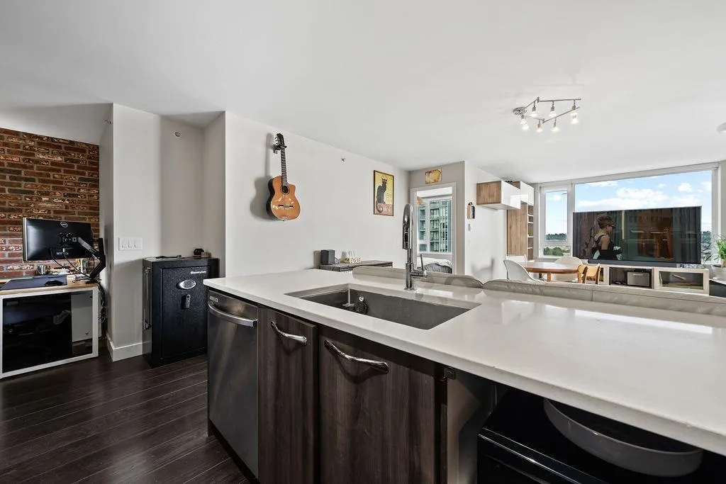 668 Columbia Street #1811