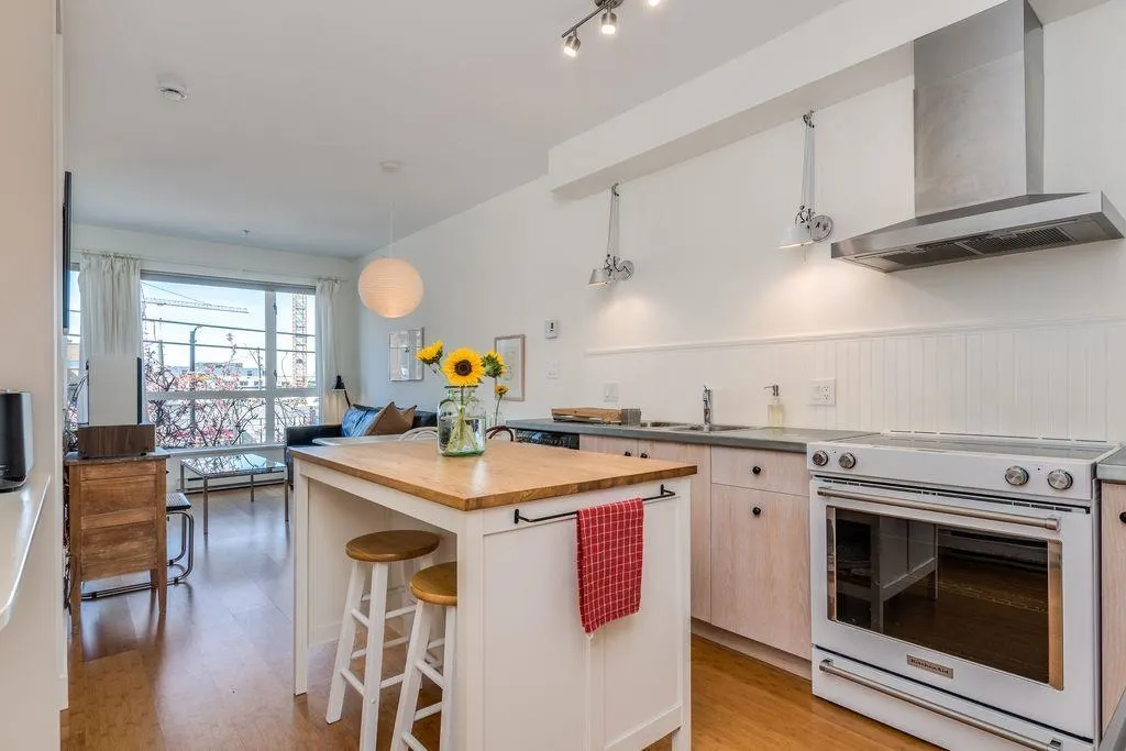 205 E 10th Avenue #208