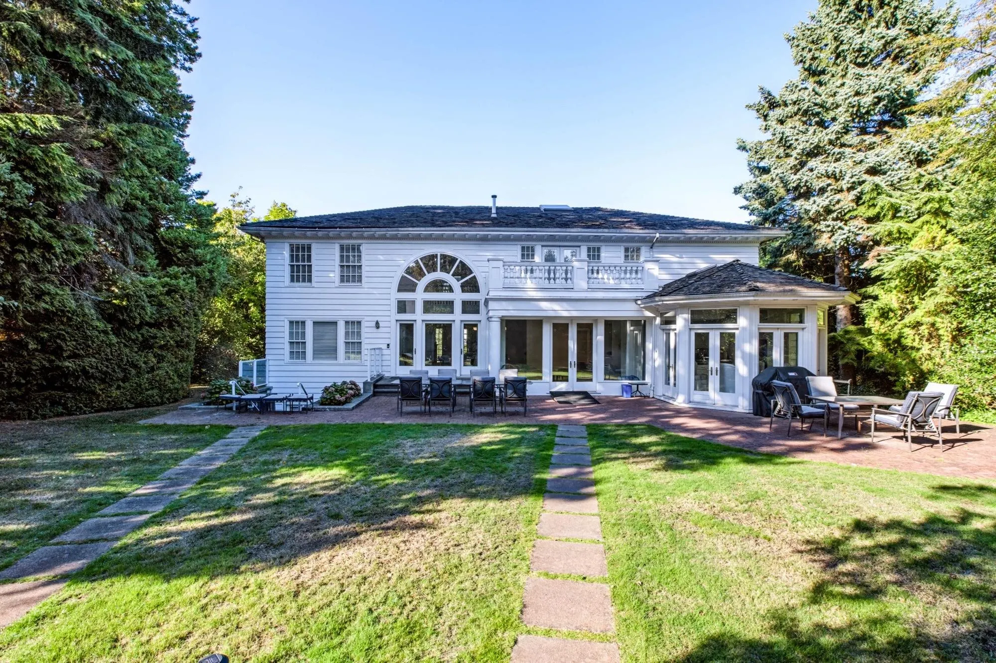1330 Minto Crescent