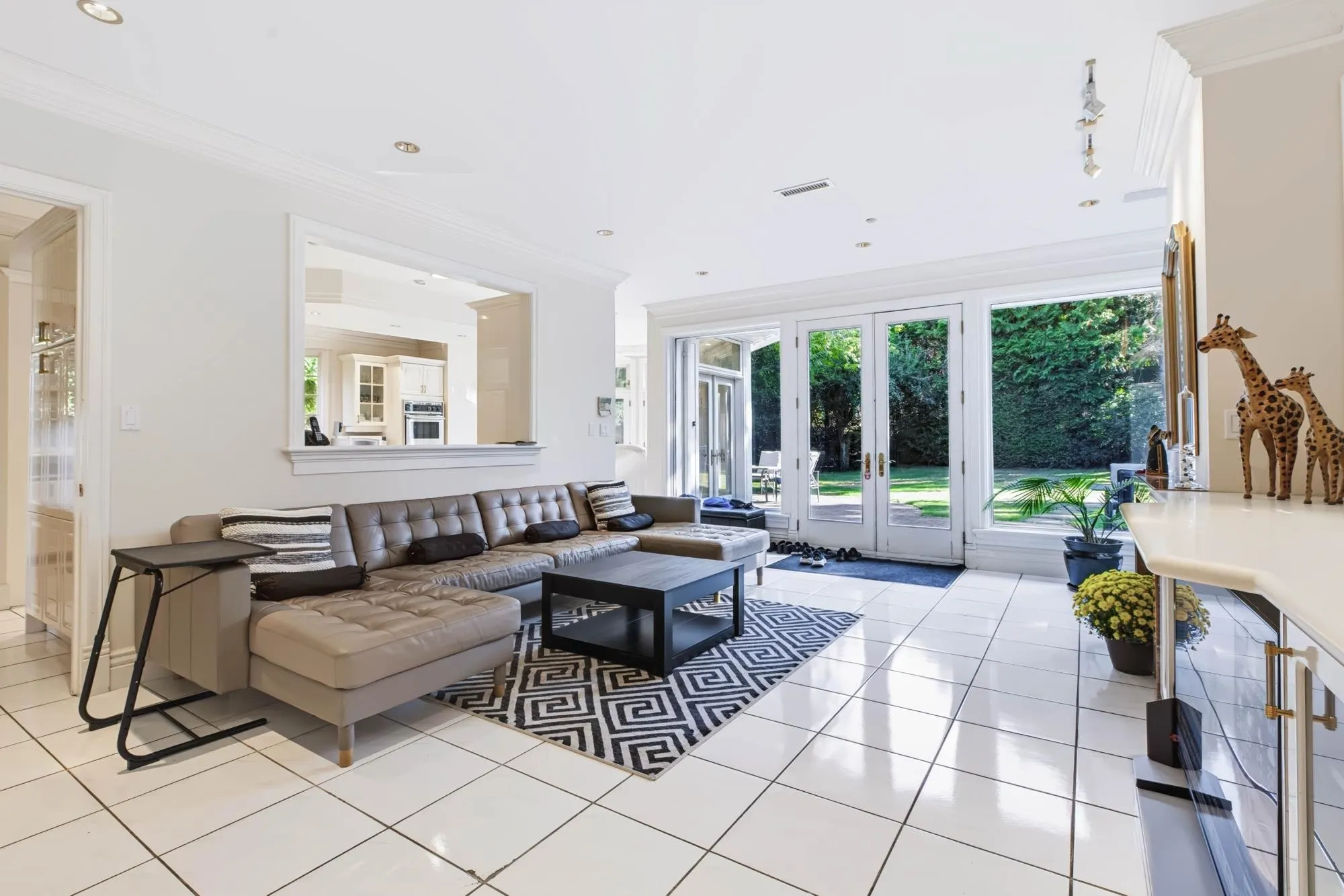 1330 Minto Crescent
