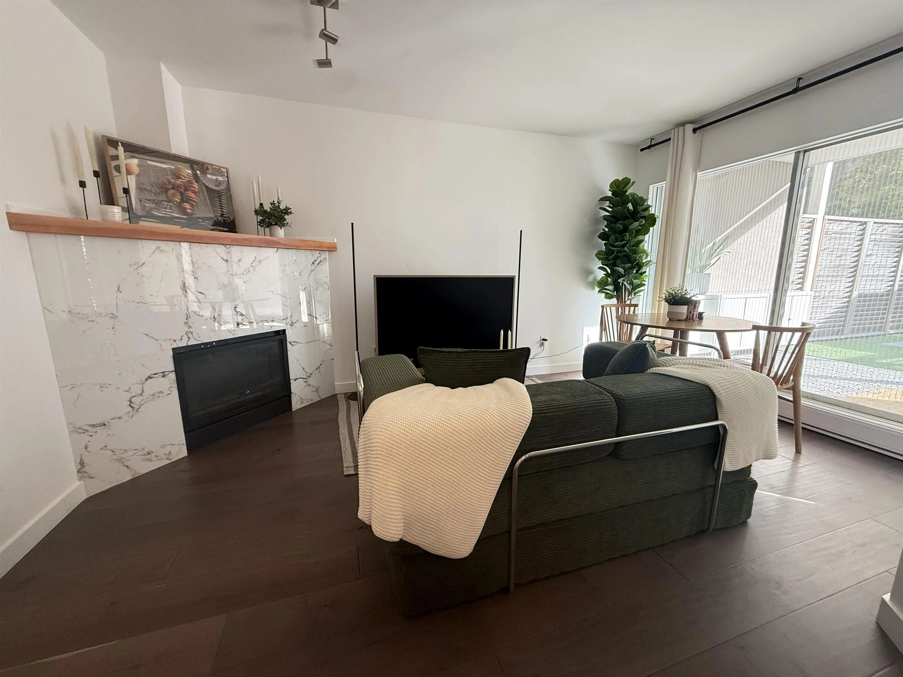 985 W 10th Avenue #102