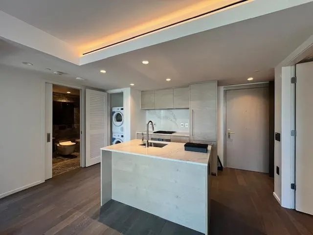 1408 Robson Street #902