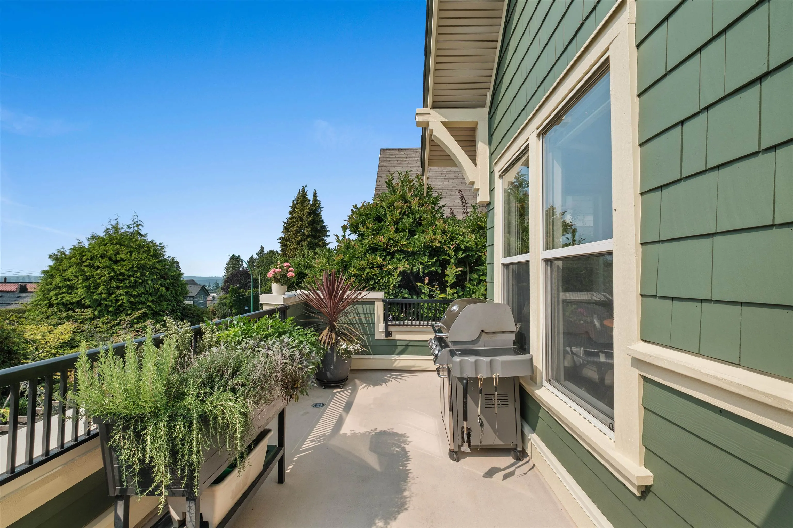 261 E Queens Road