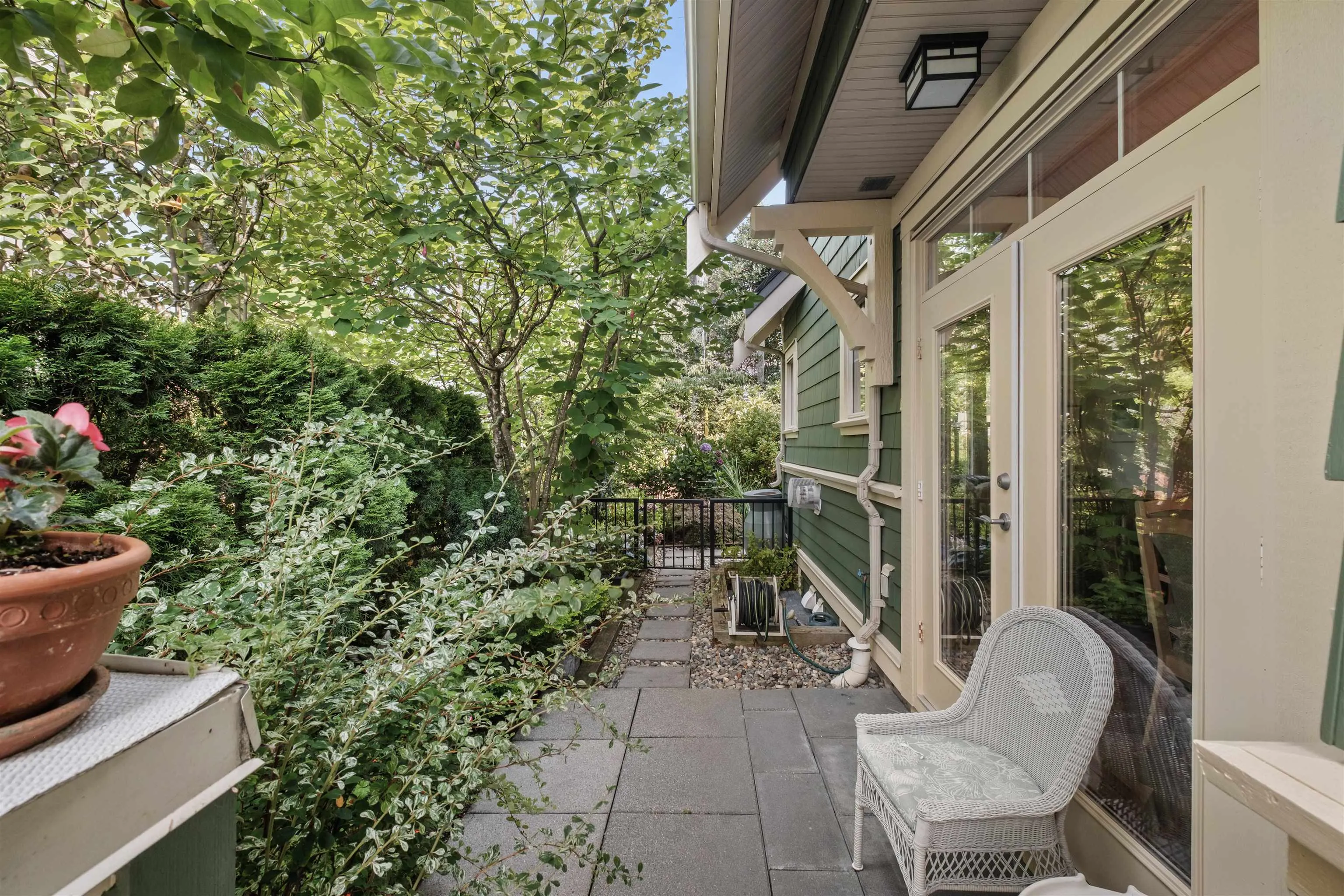 261 E Queens Road