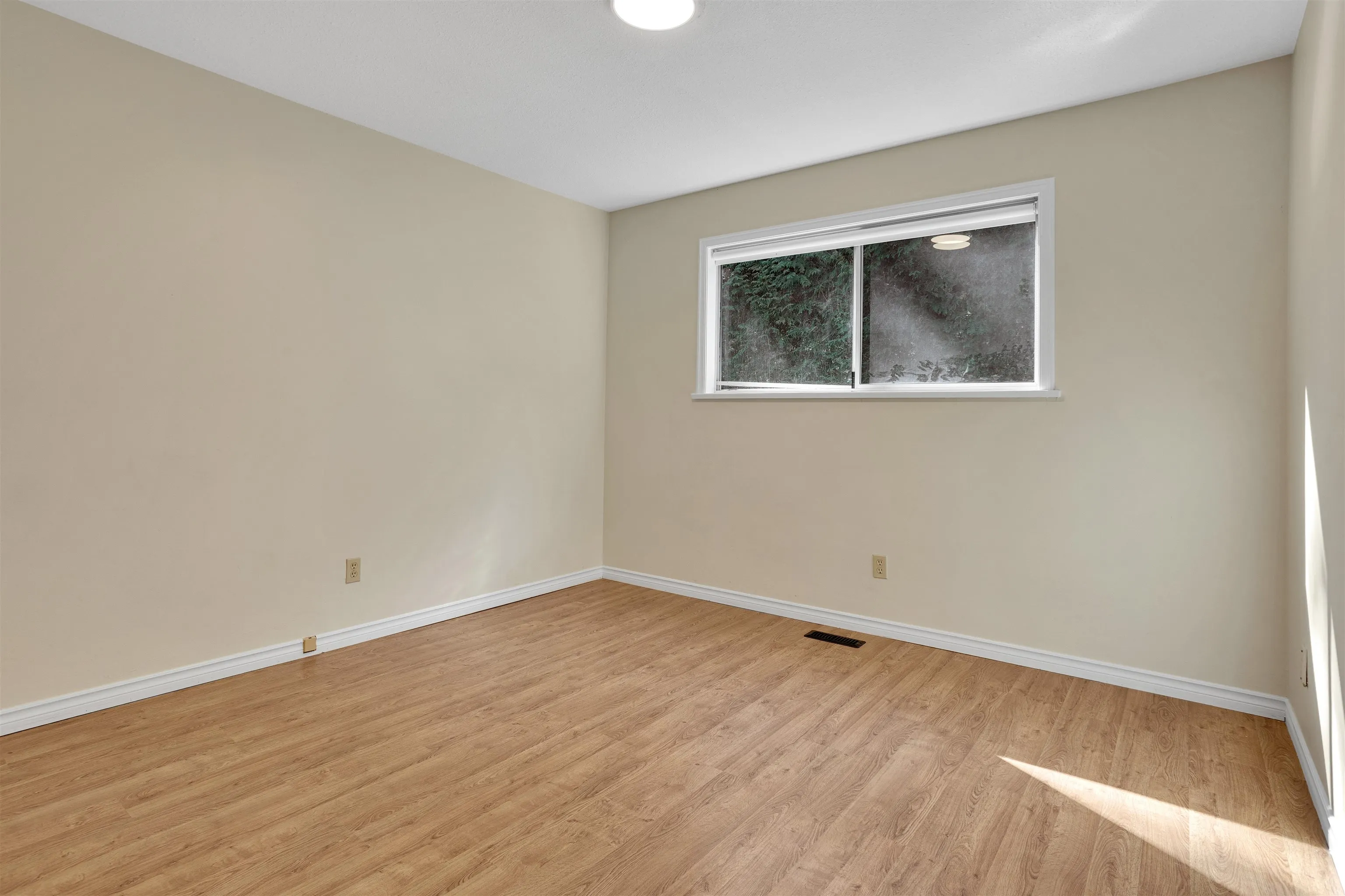 13811 17 Avenue