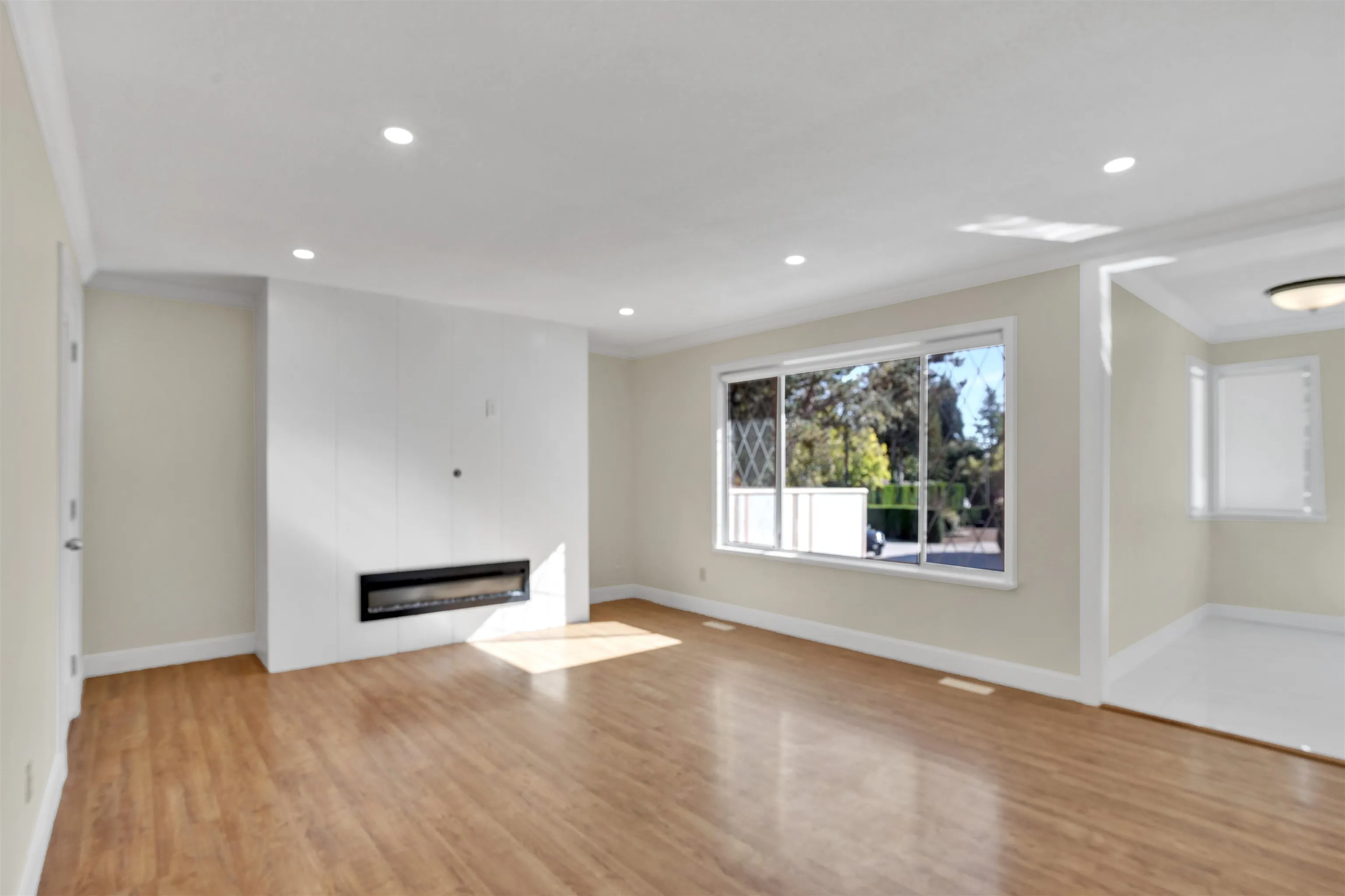 13811 17 Avenue