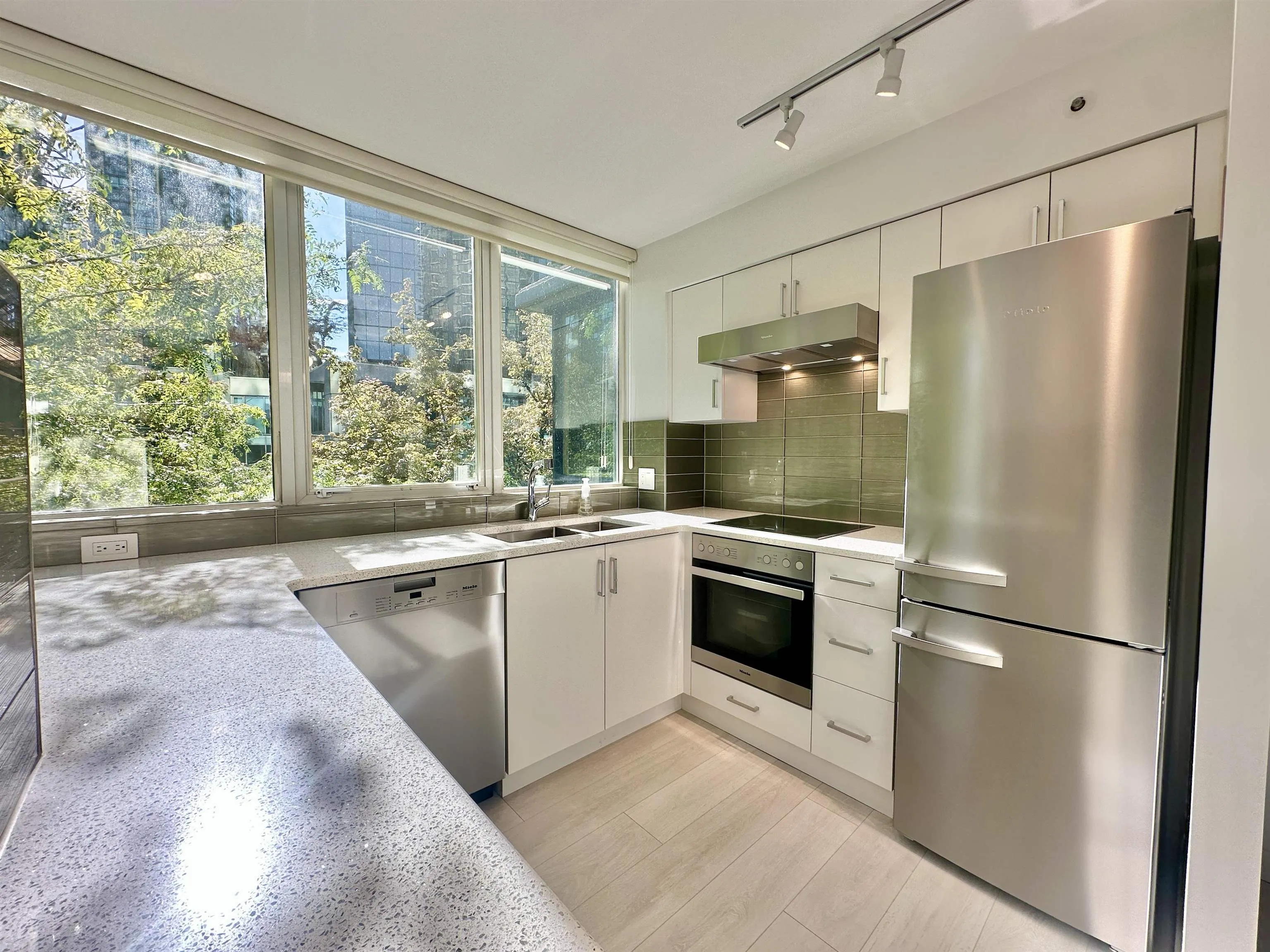 588 Broughton Street #206