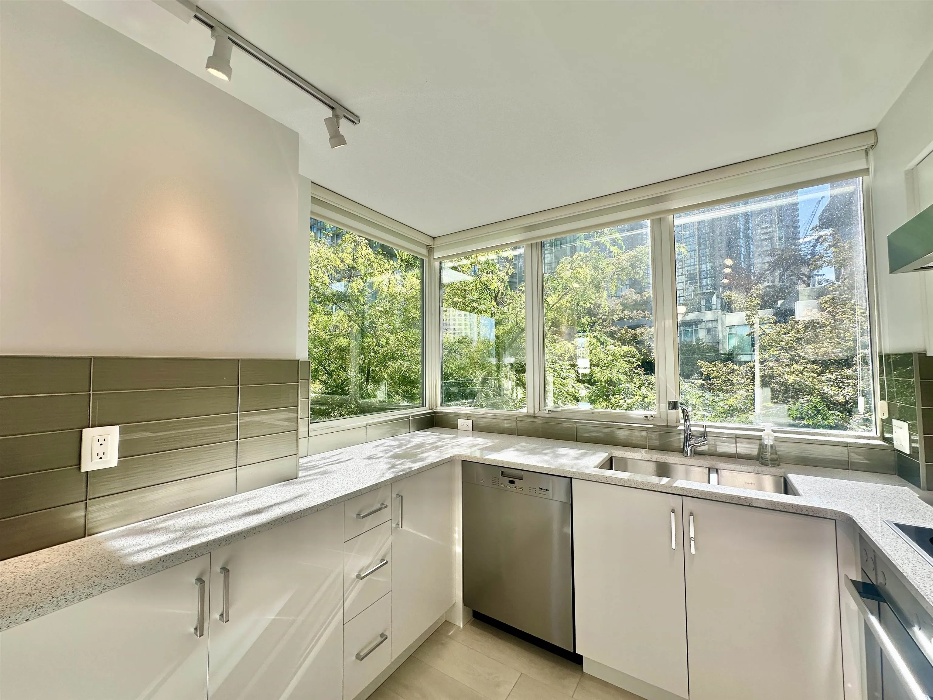 588 Broughton Street #206