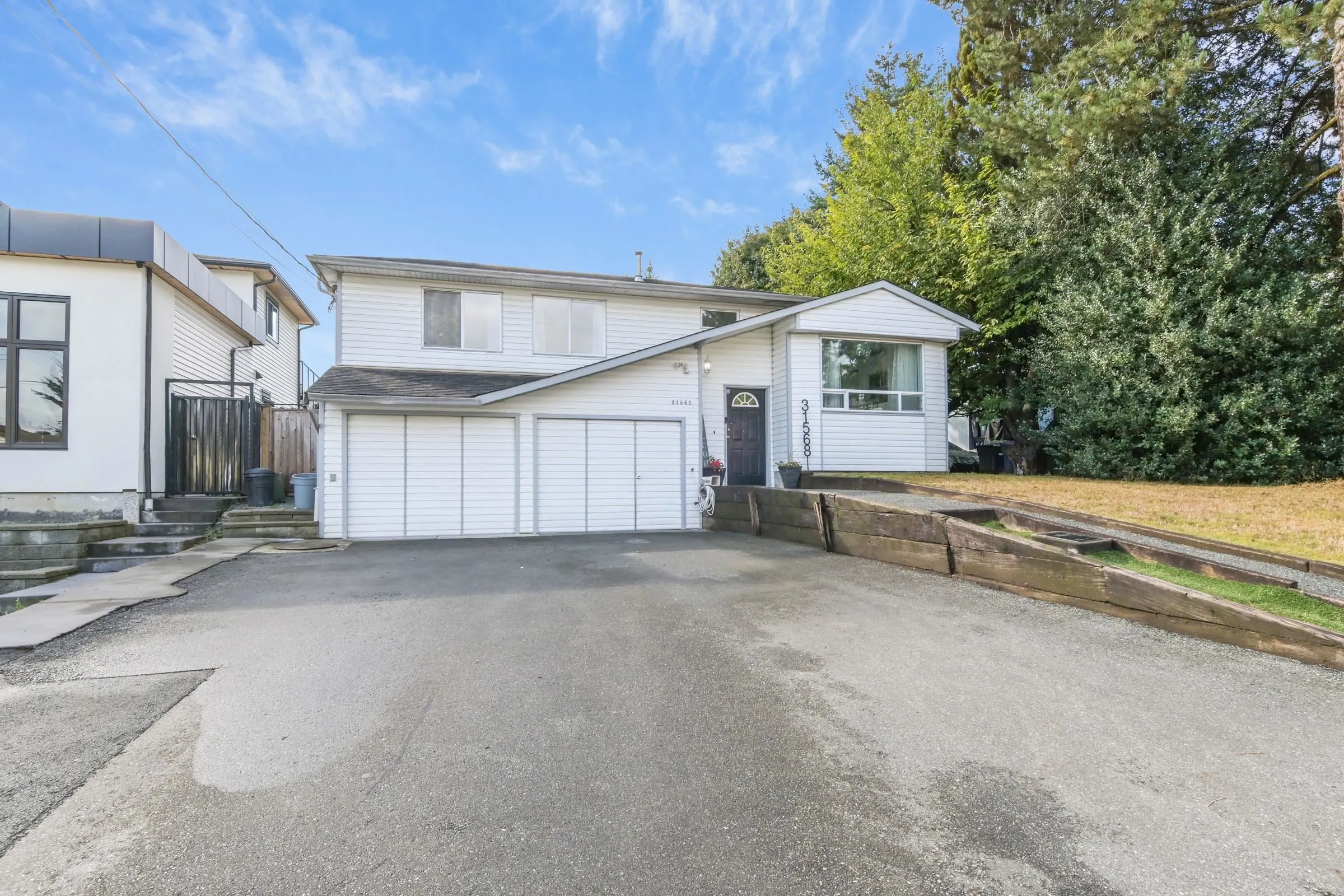 31568 Oakridge Crescent