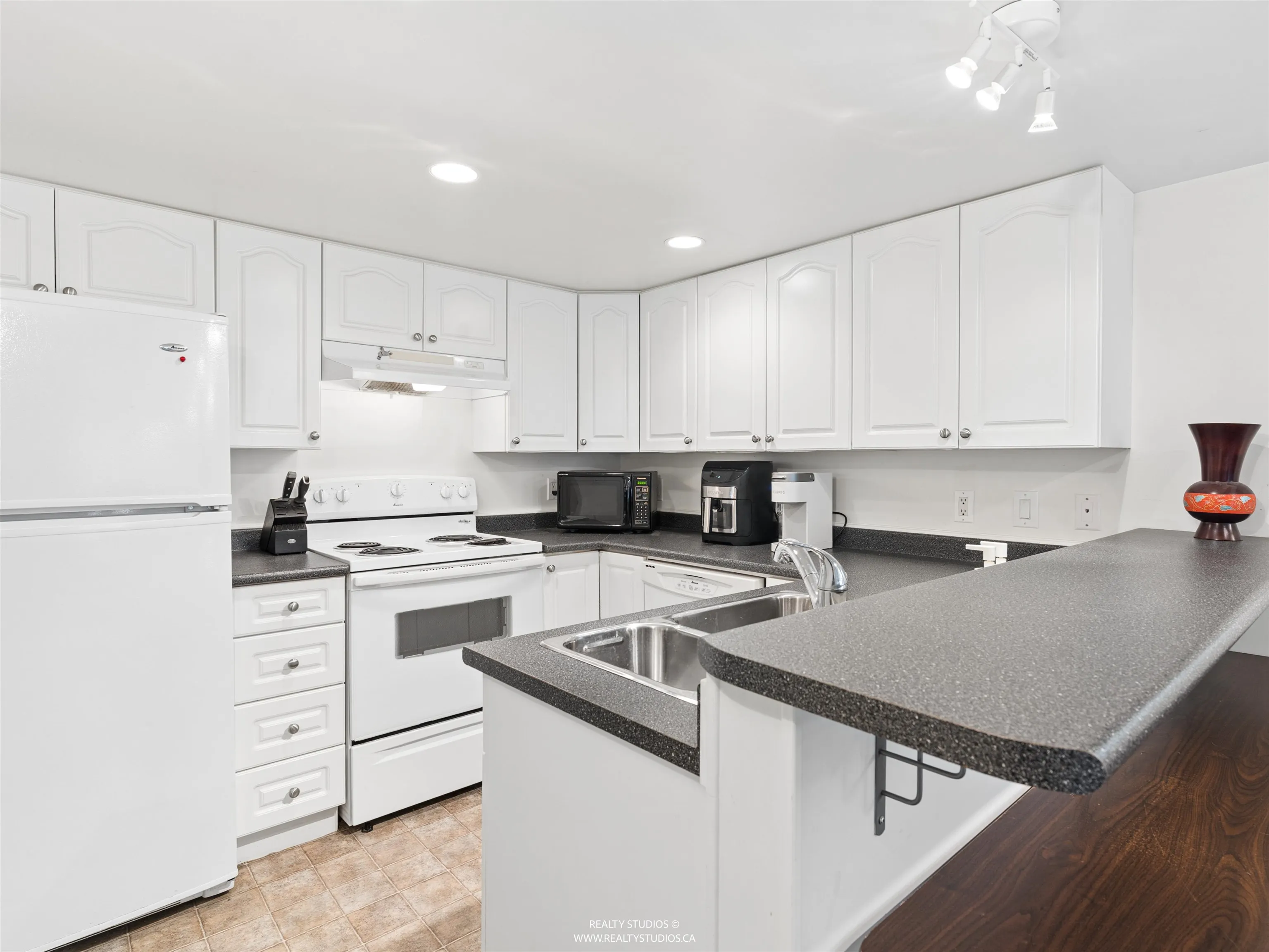 558 W 19th Avenue