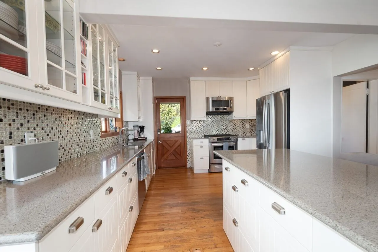 1104 Esquimalt Avenue