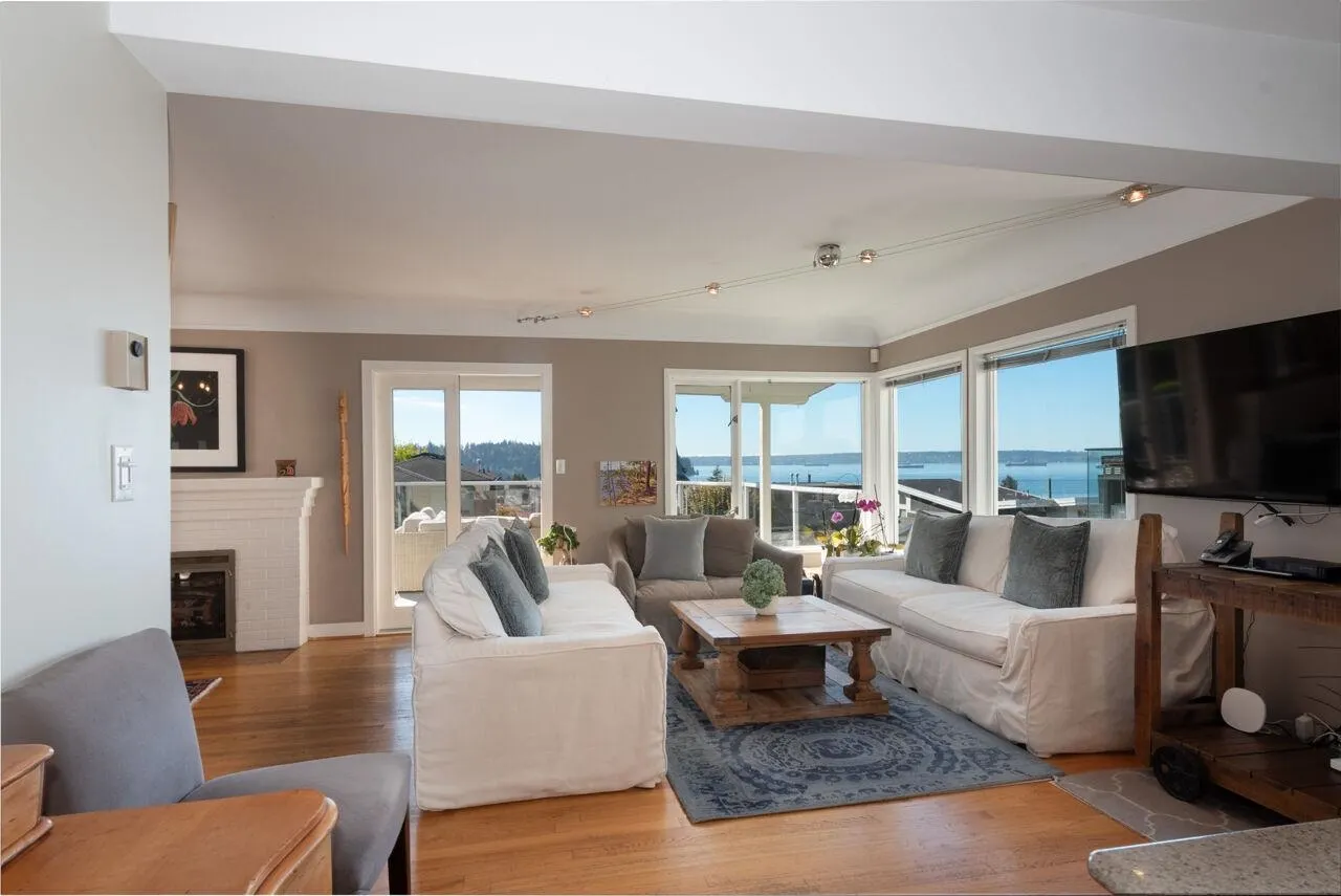 1104 Esquimalt Avenue