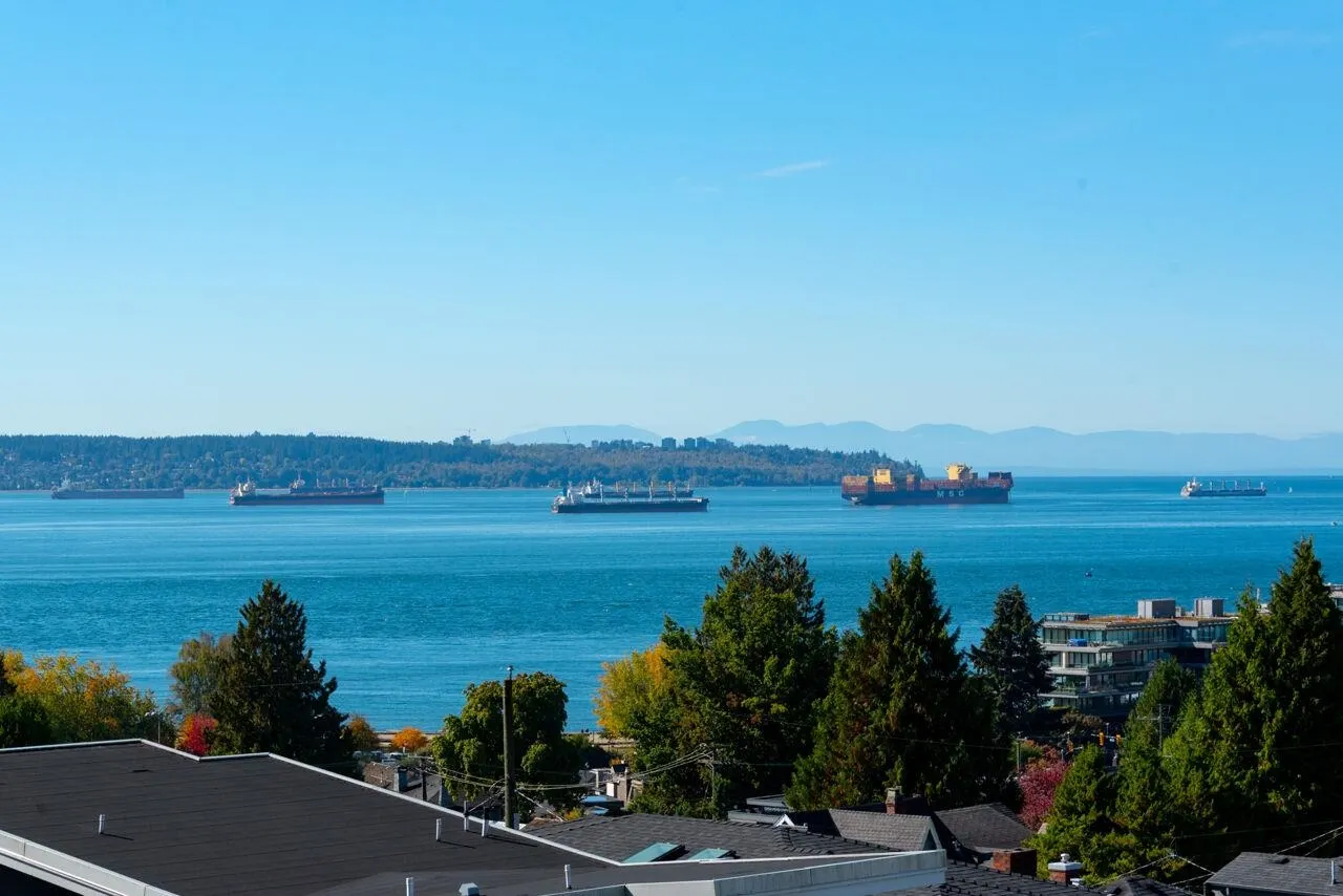 1104 Esquimalt Avenue