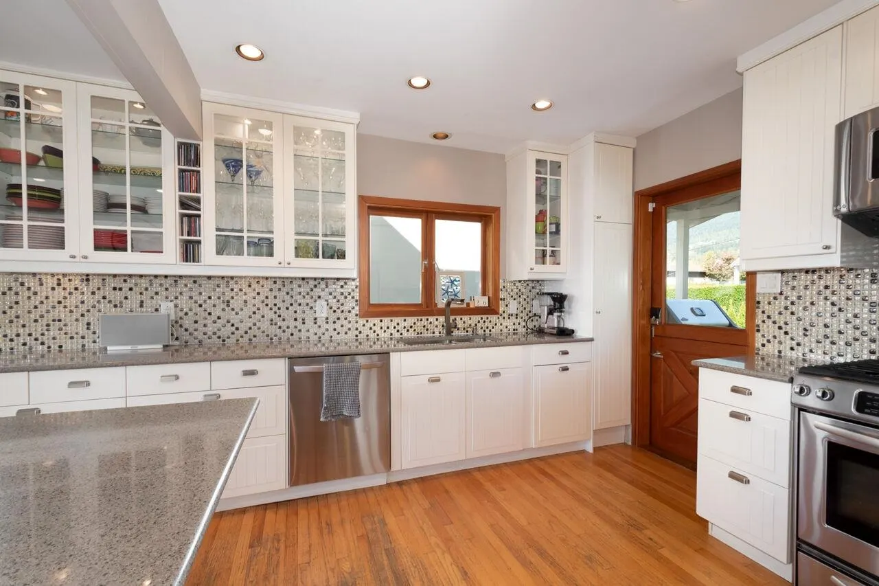 1104 Esquimalt Avenue