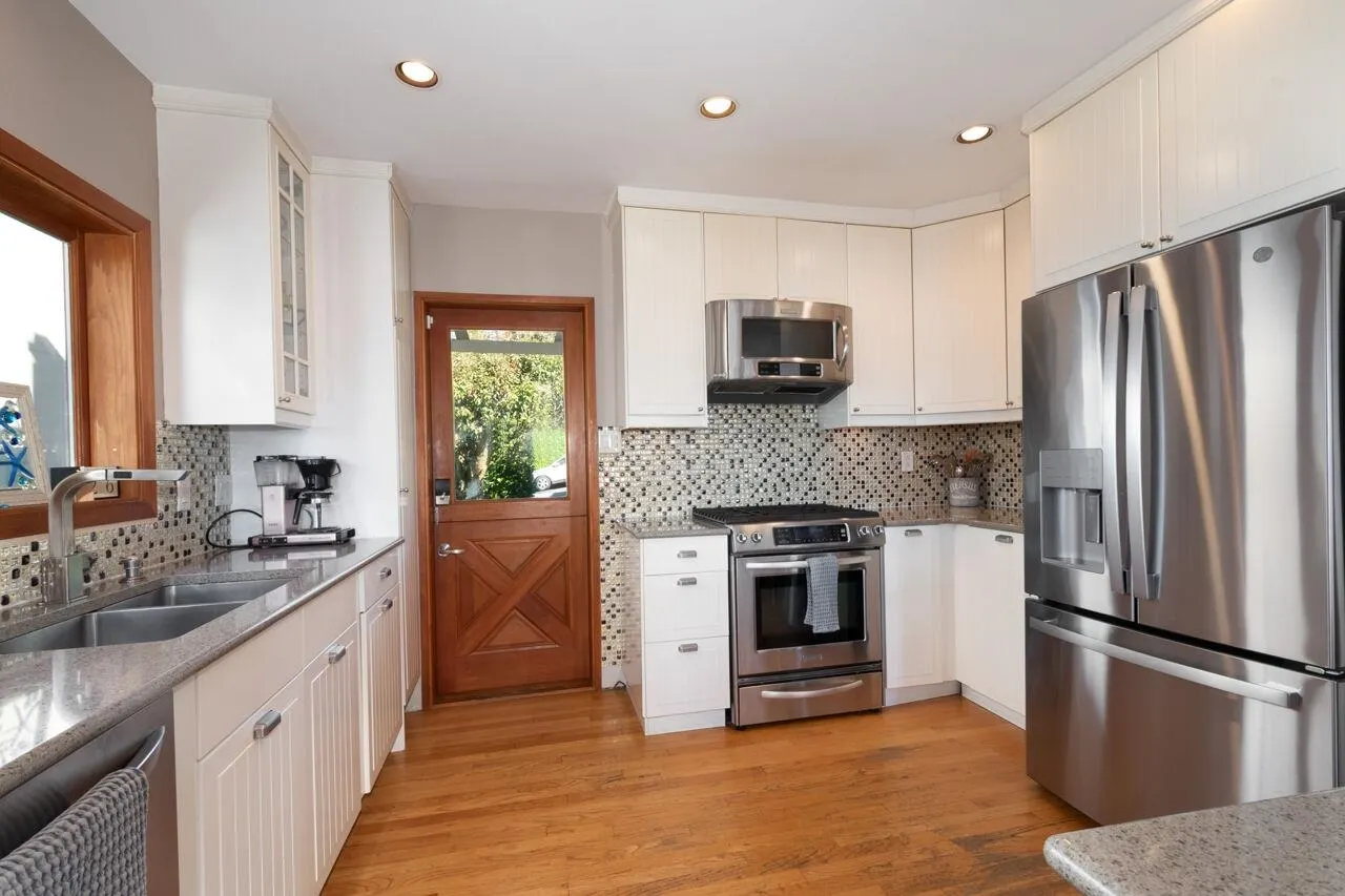 1104 Esquimalt Avenue