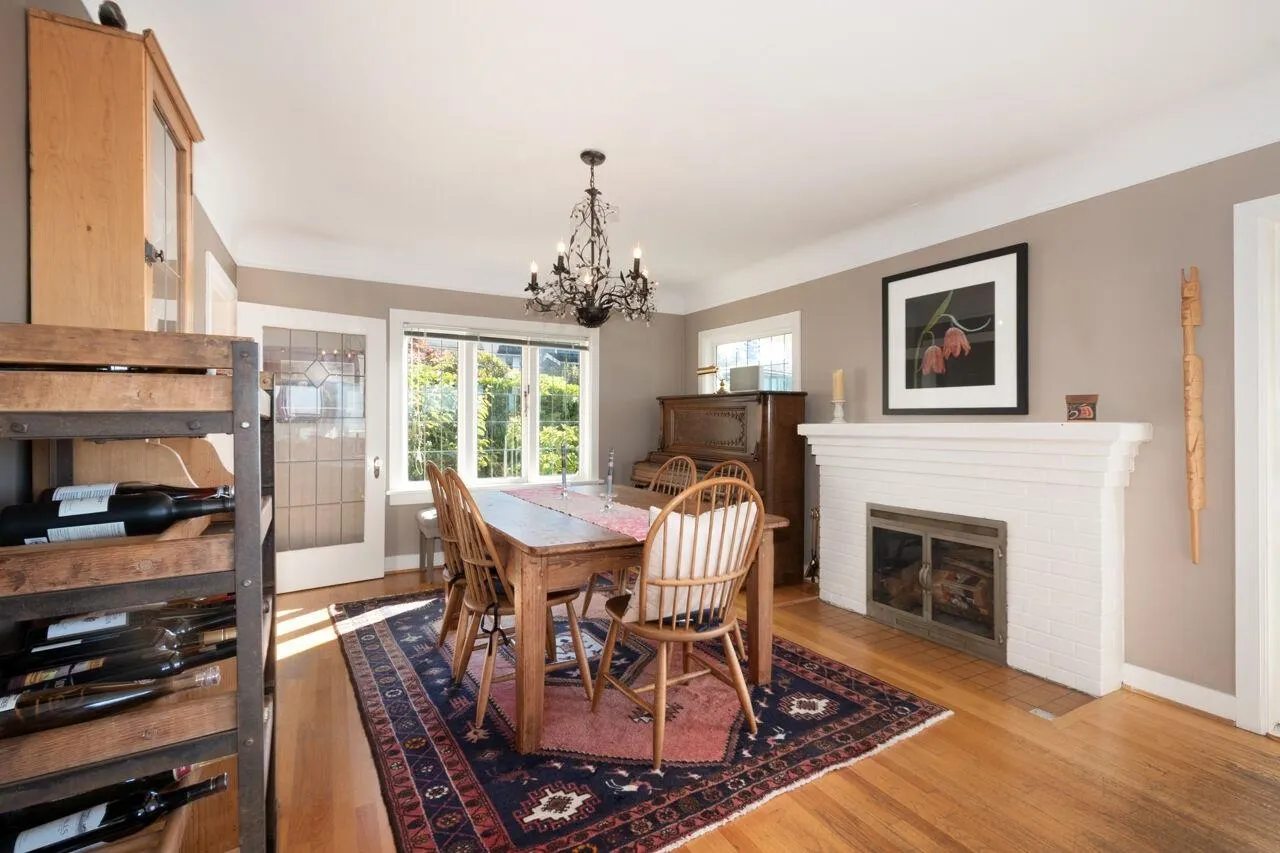 1104 Esquimalt Avenue
