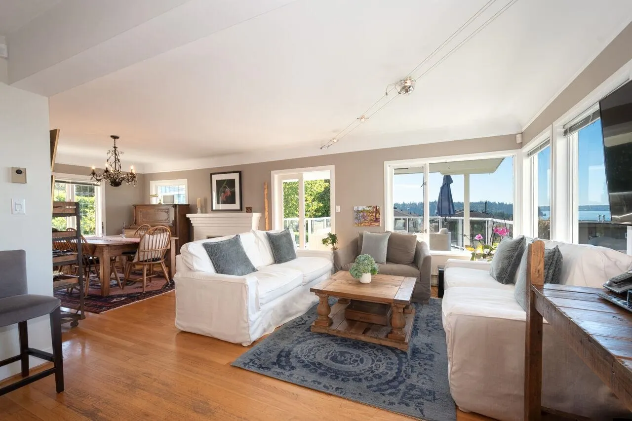 1104 Esquimalt Avenue
