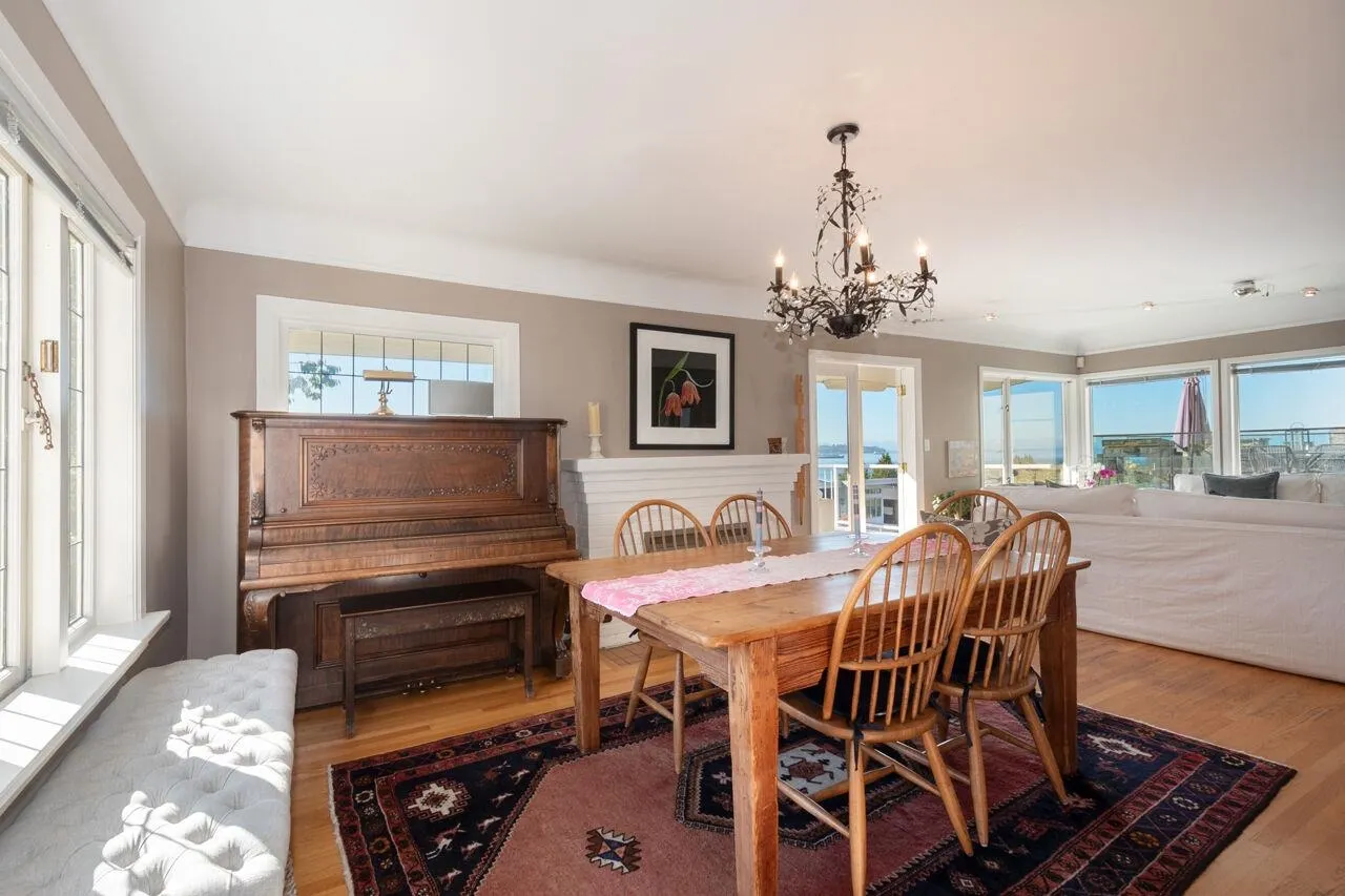 1104 Esquimalt Avenue