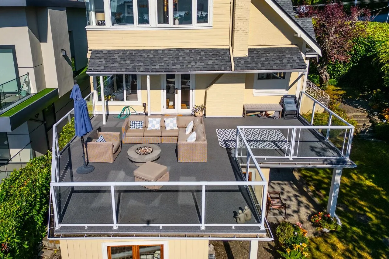 1104 Esquimalt Avenue