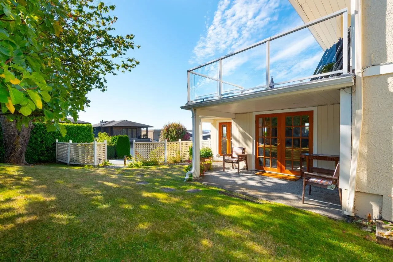 1104 Esquimalt Avenue