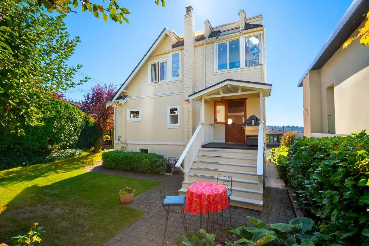 1104 Esquimalt Avenue