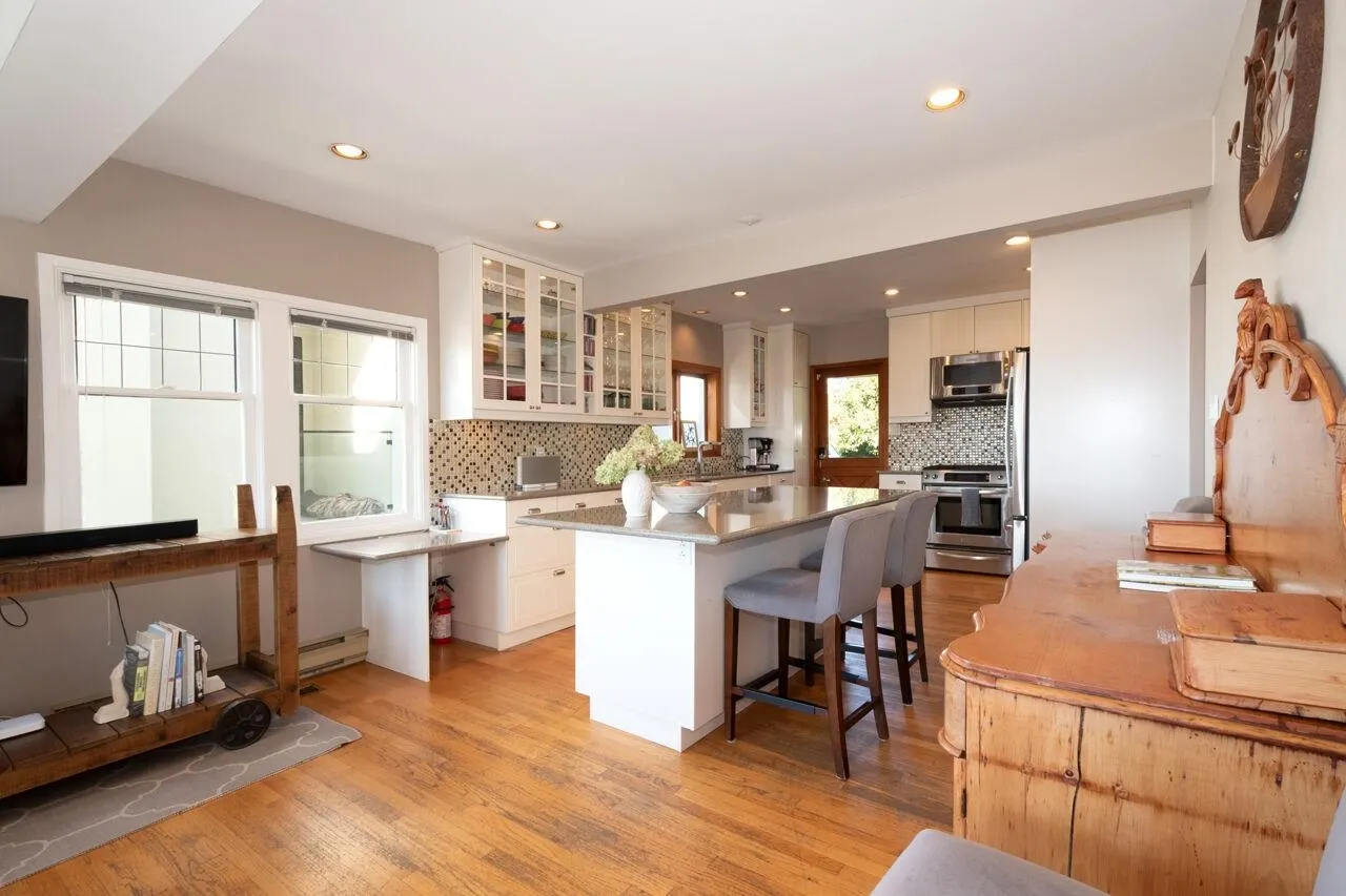 1104 Esquimalt Avenue