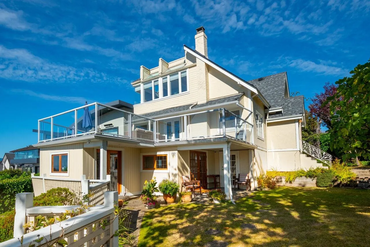 1104 Esquimalt Avenue