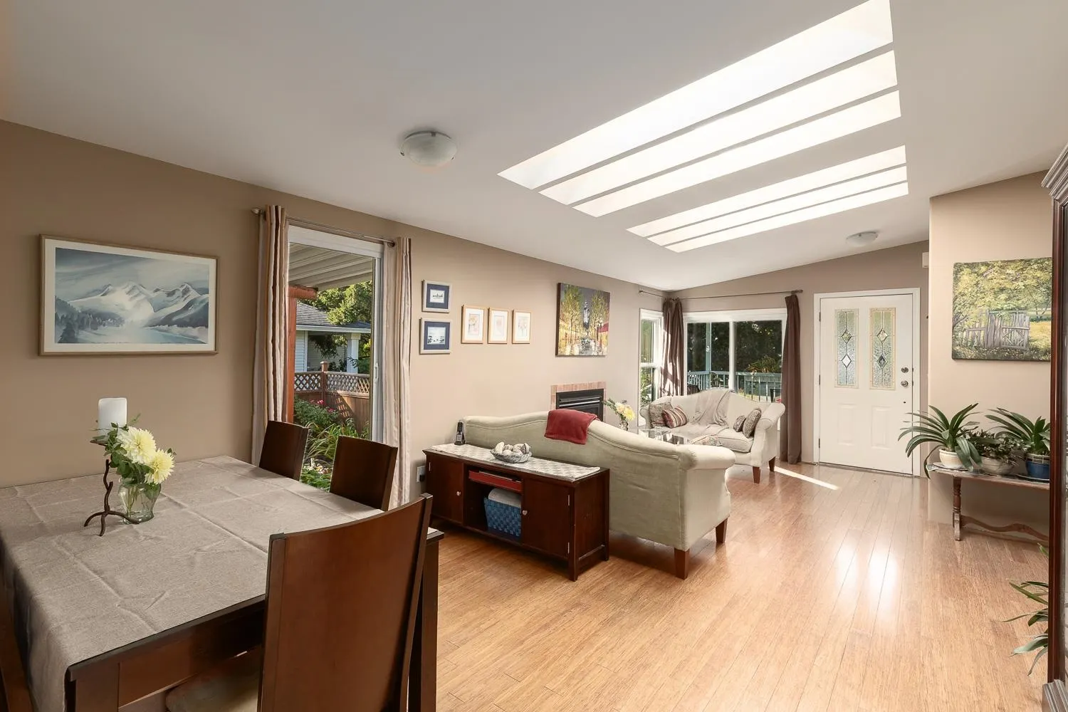 1008 Edgewater Crescent