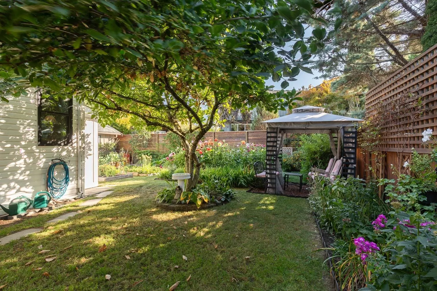 1008 Edgewater Crescent