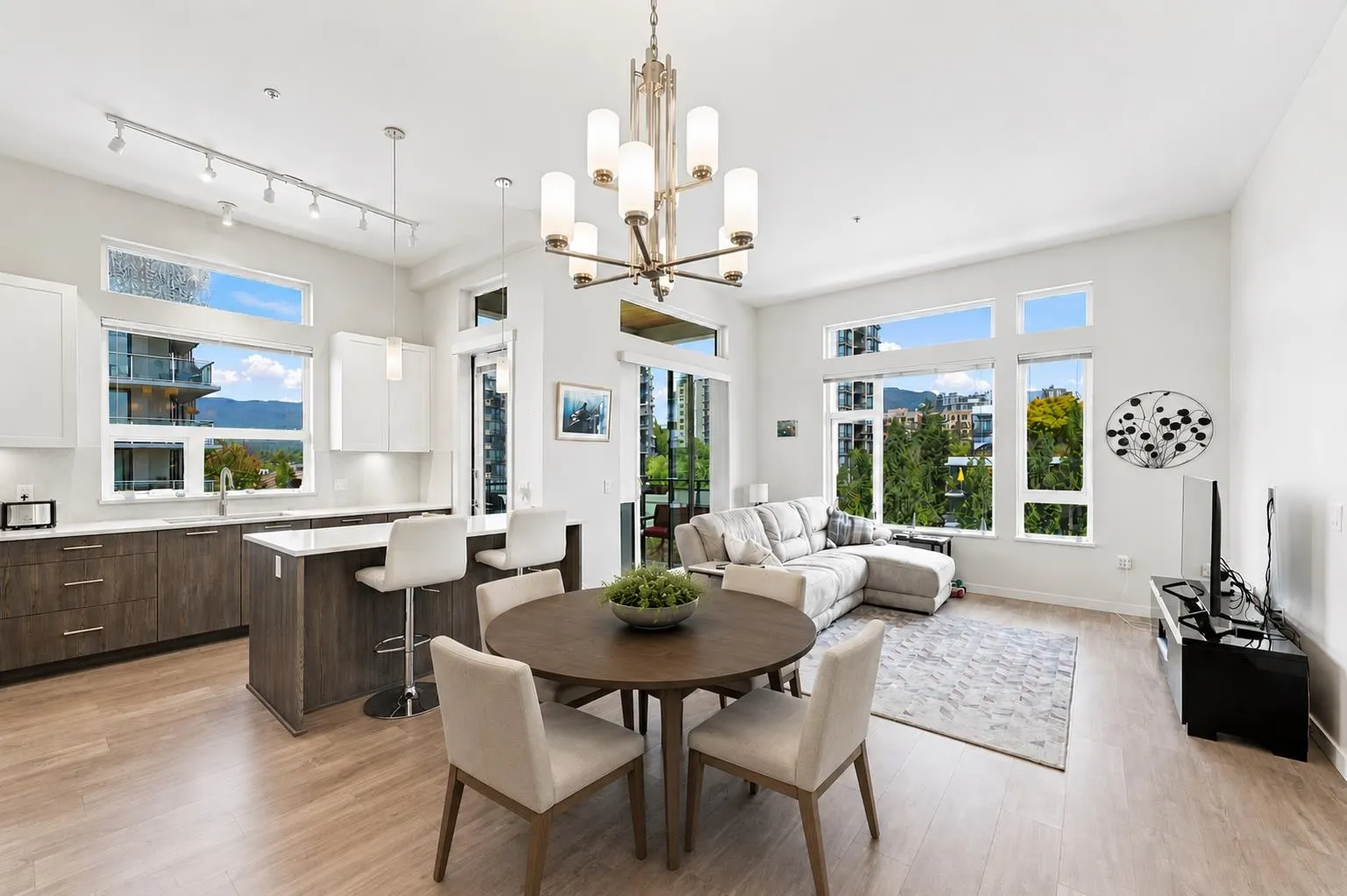 123 W 1st Street #606
