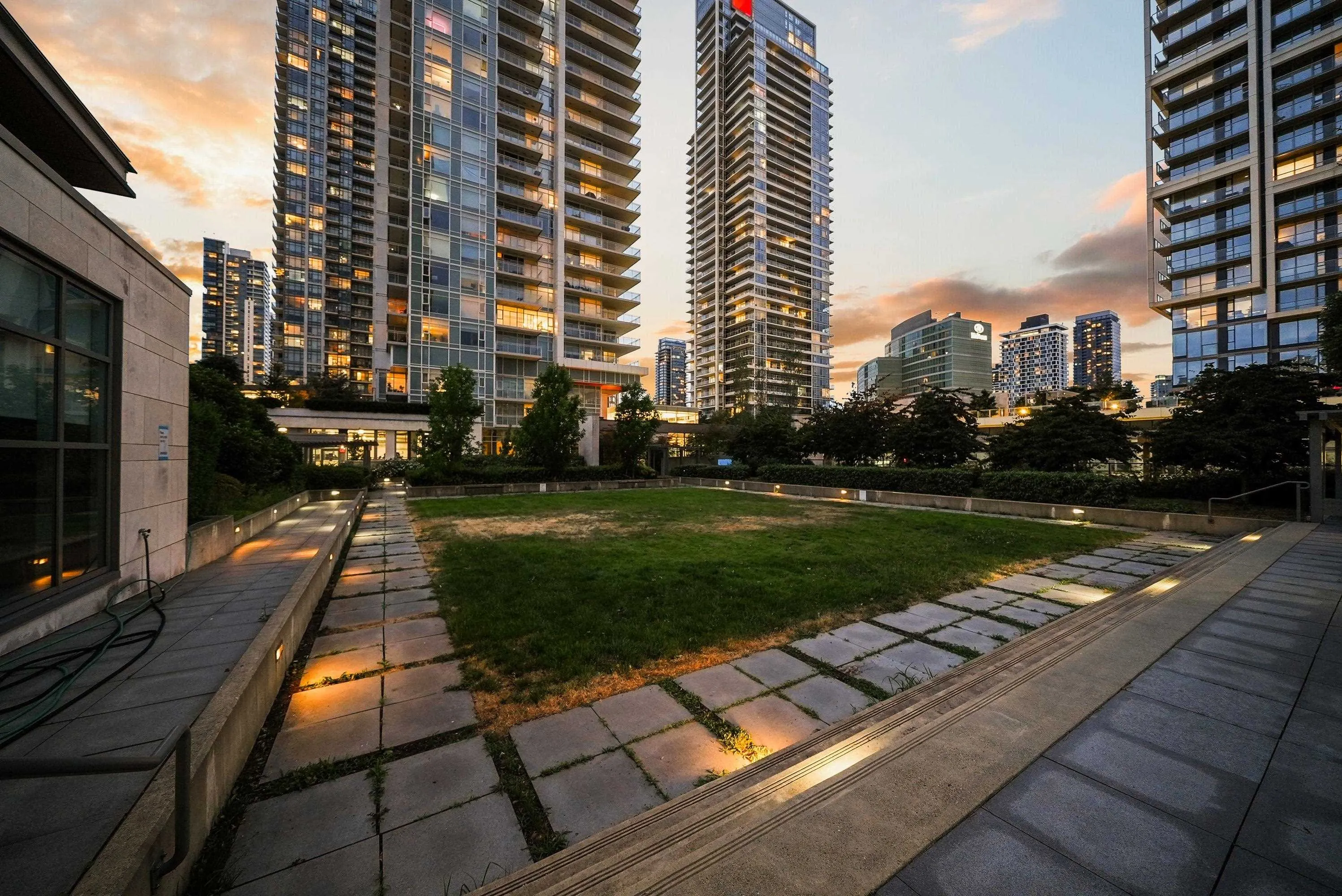 4688 Kingsway #2803