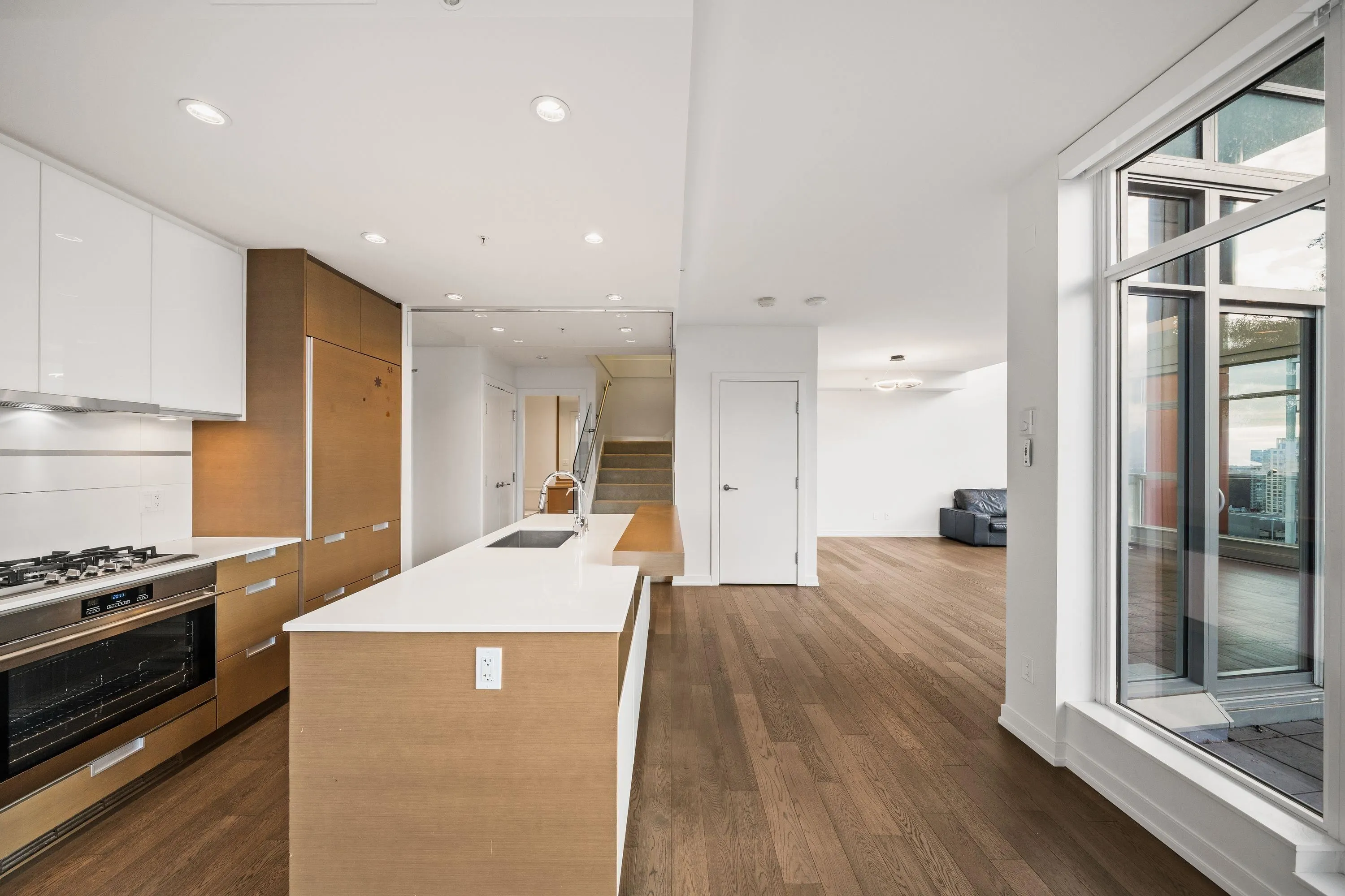 4688 Kingsway #2803