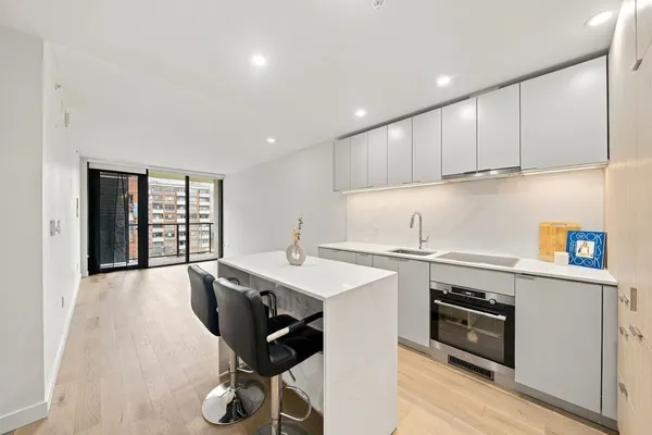 239 Keefer Street #507