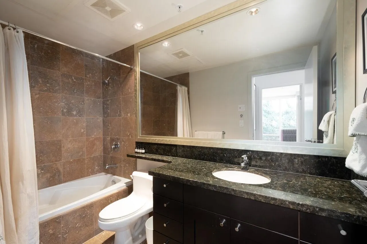 499 Broughton Street #203