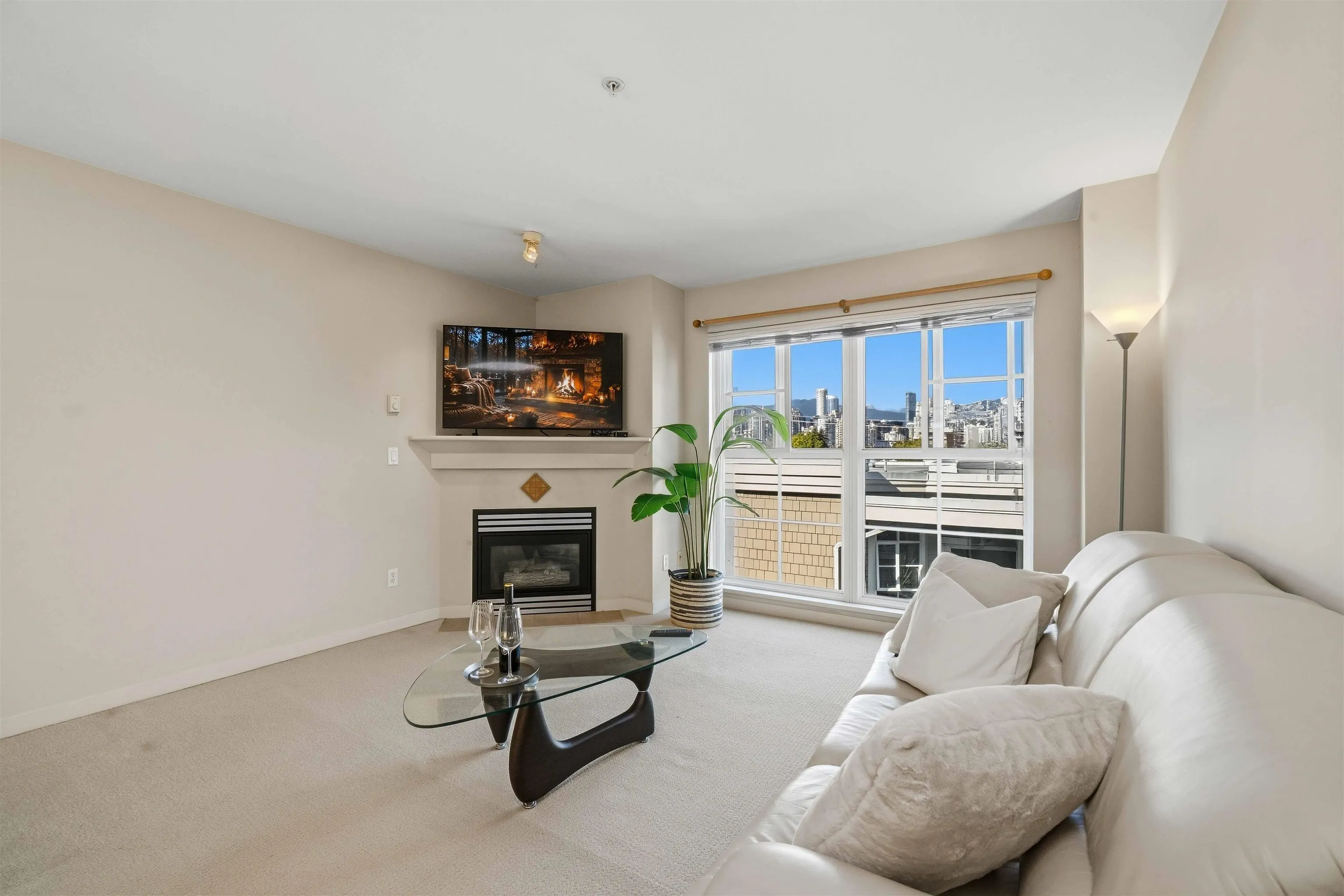 678 W 7th Avenue #319