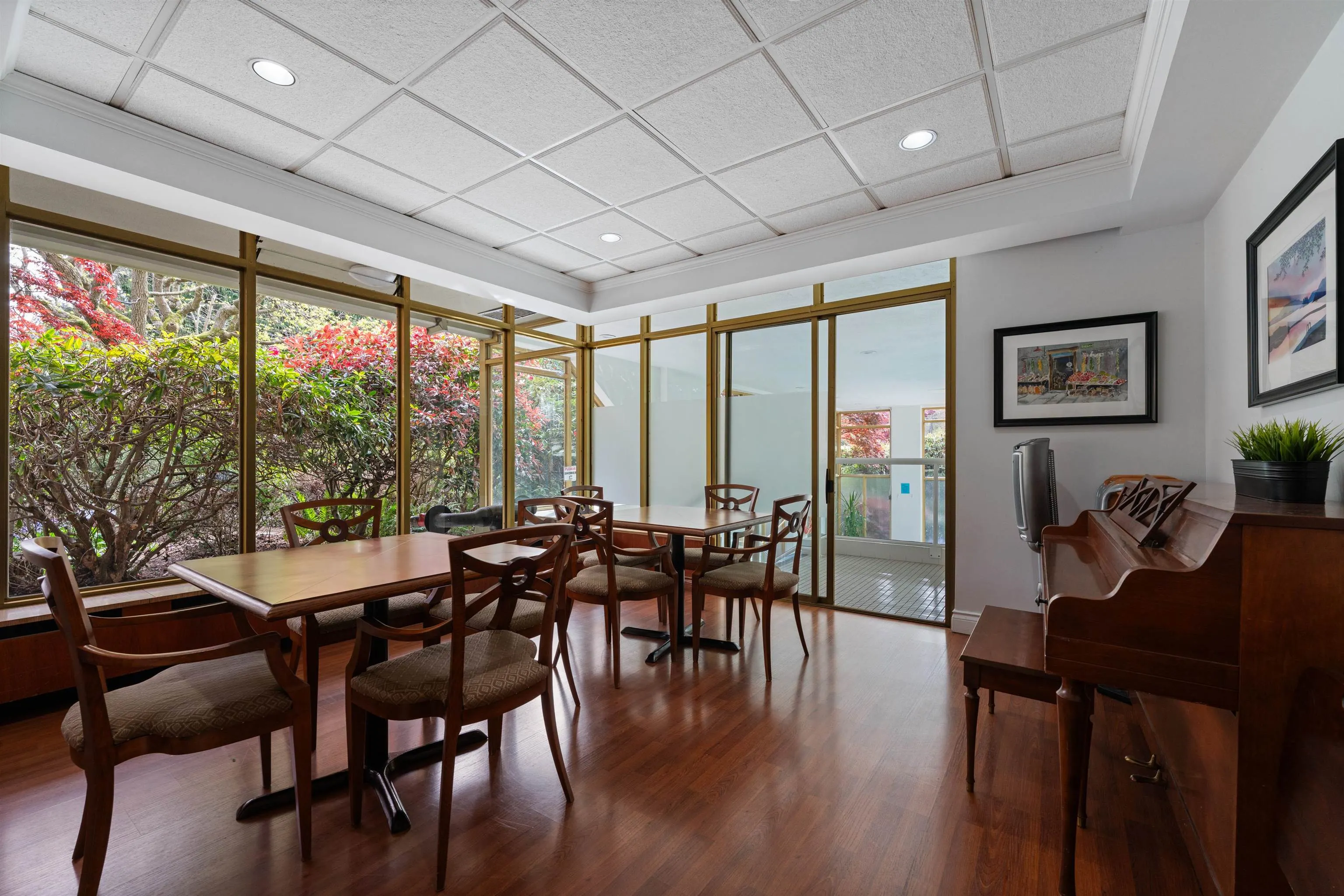 1425 Esquimalt Avenue #212