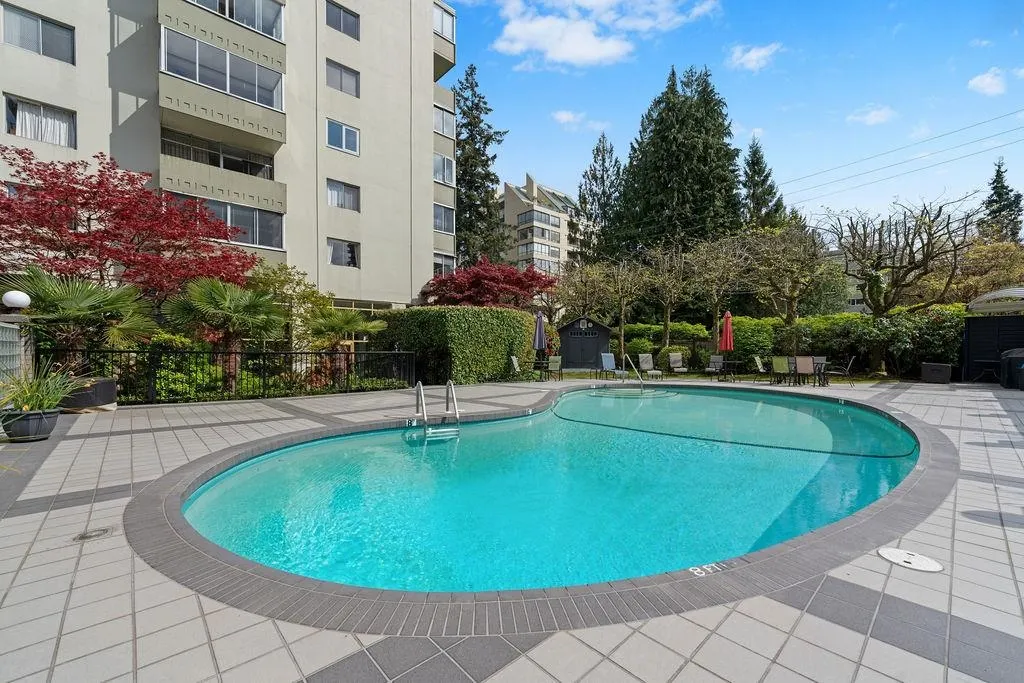 1425 Esquimalt Avenue #212