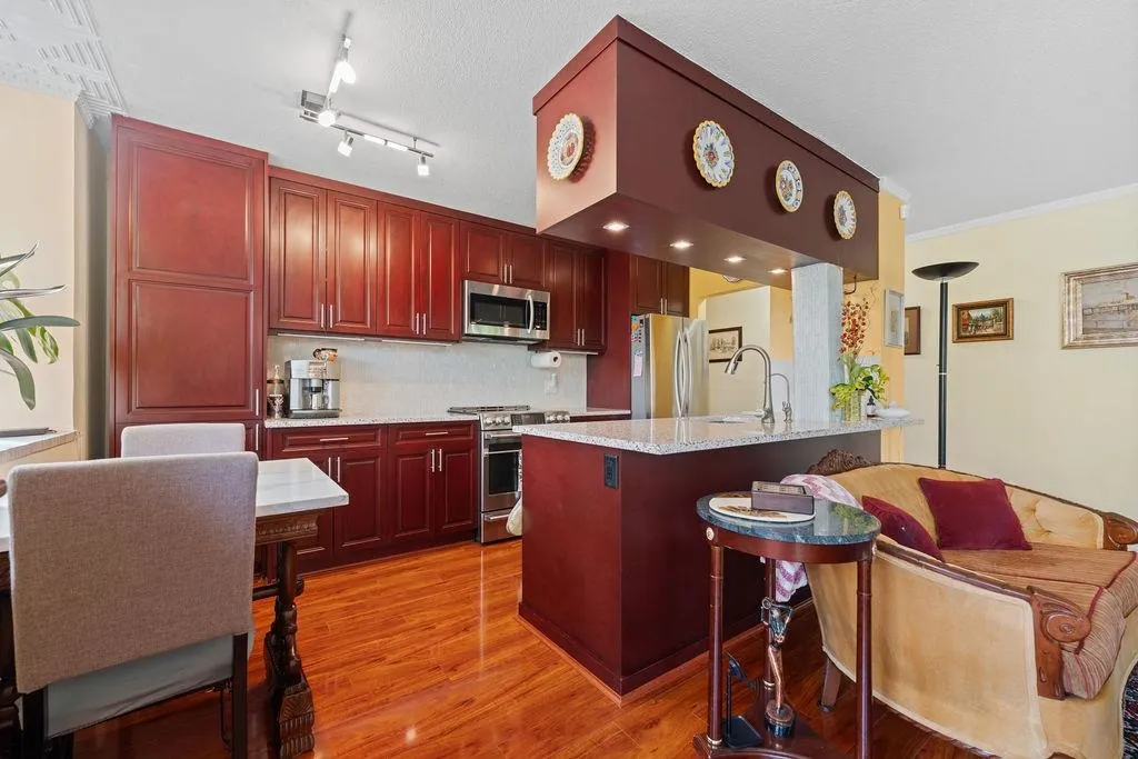 1425 Esquimalt Avenue #212