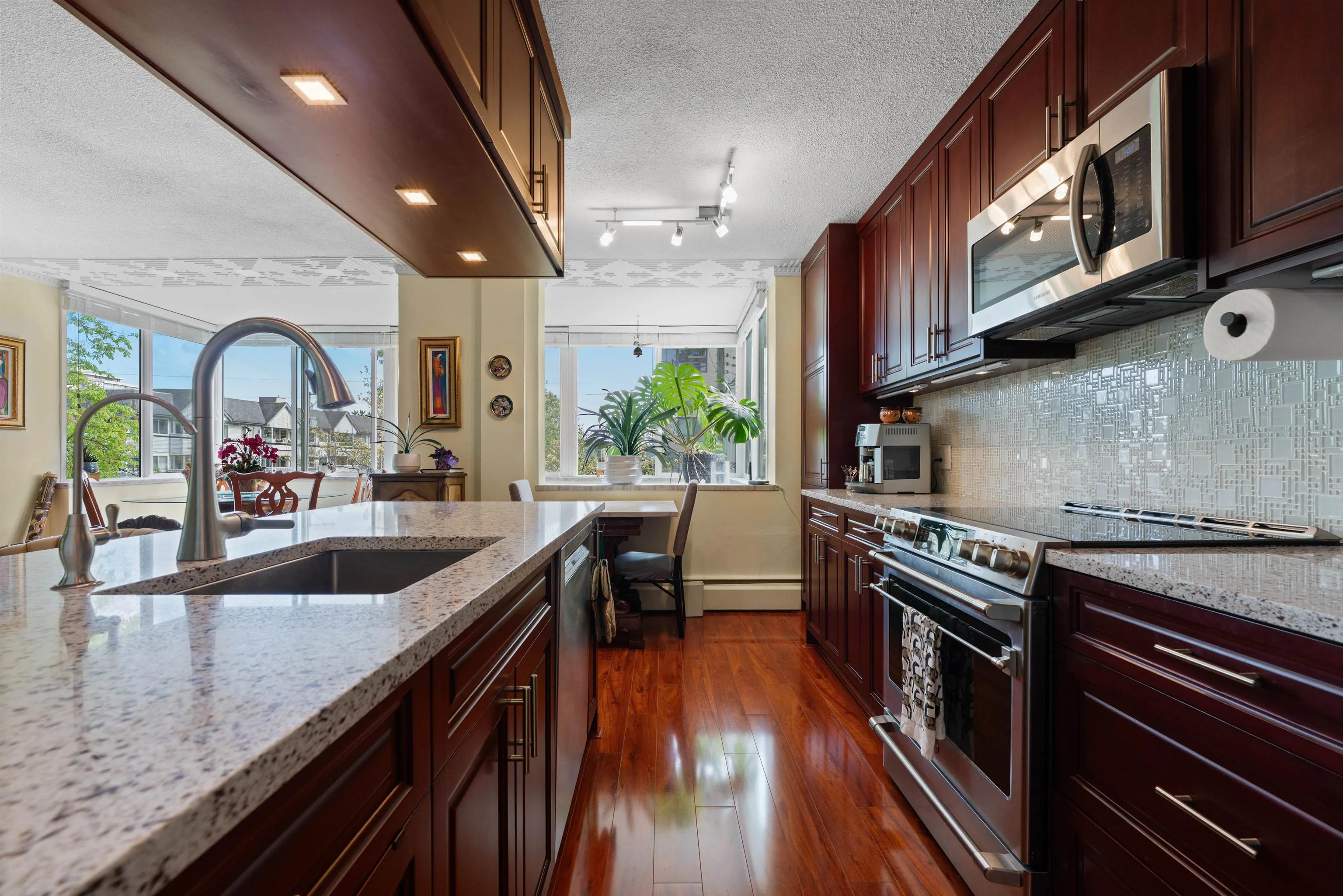 1425 Esquimalt Avenue #212