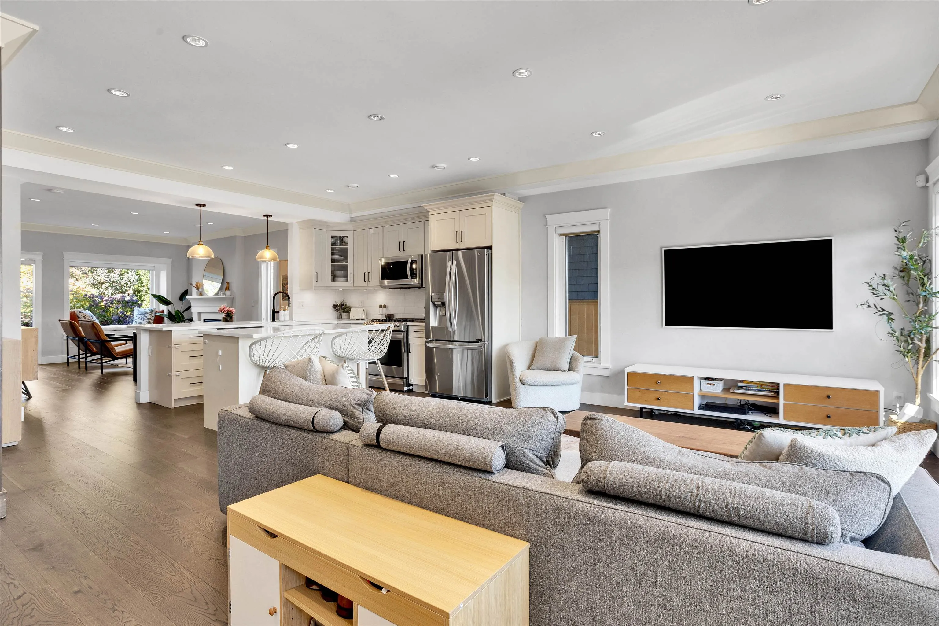 545 E 4th Street