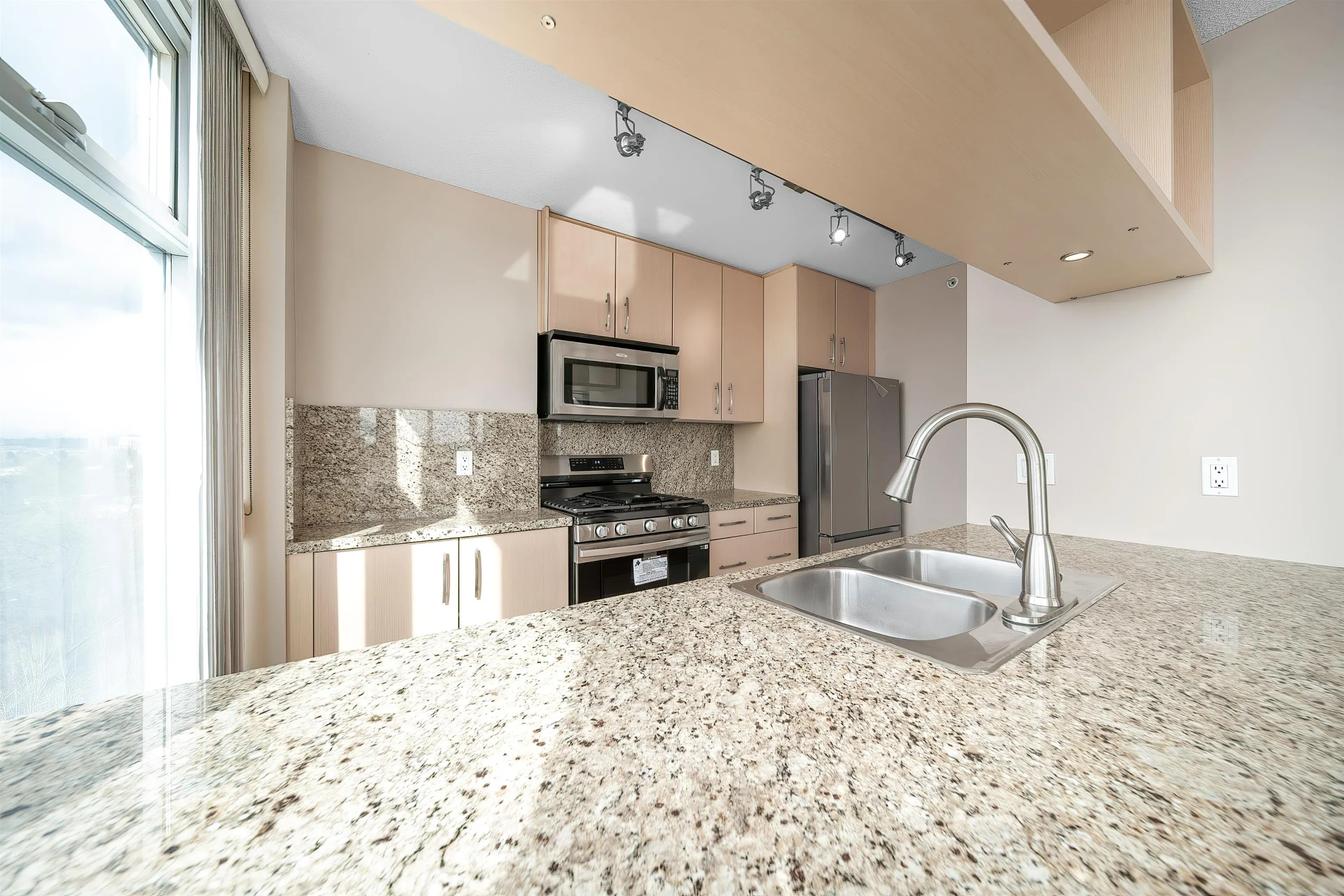 5088 Kwantlen Street #808