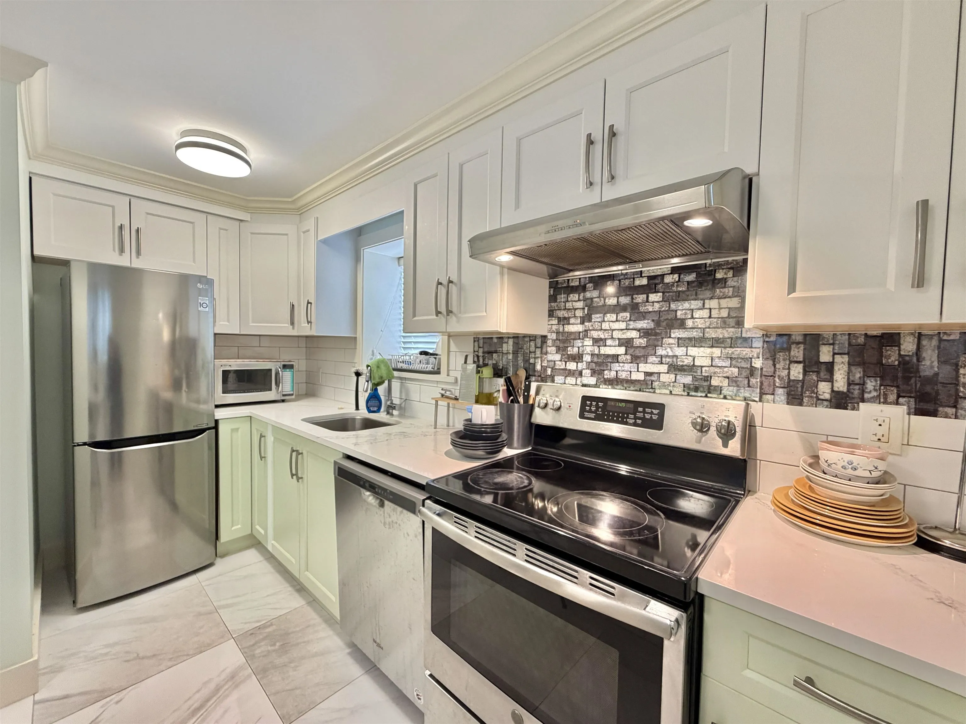 582 E 57th Avenue #LANEWAY