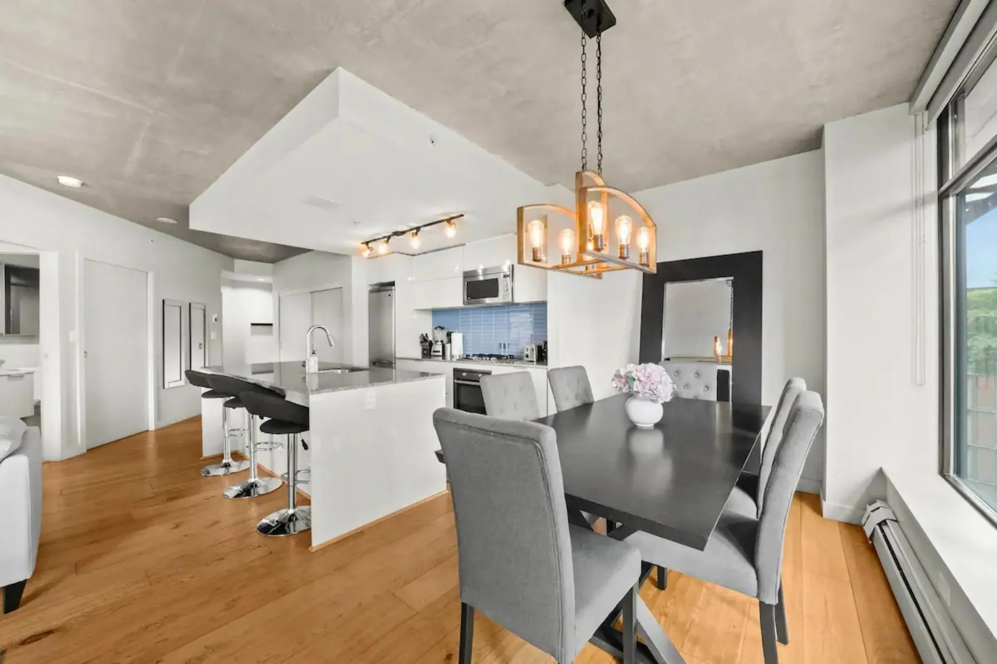 128 W Cordova Street #906