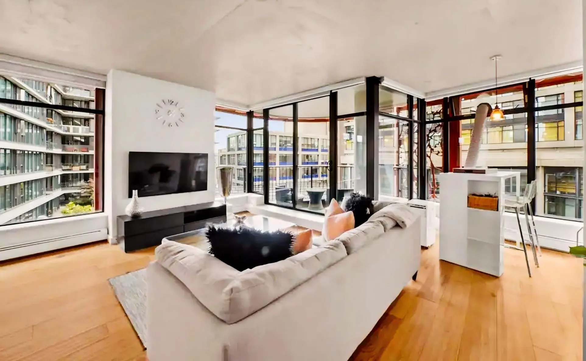 128 W Cordova Street #906
