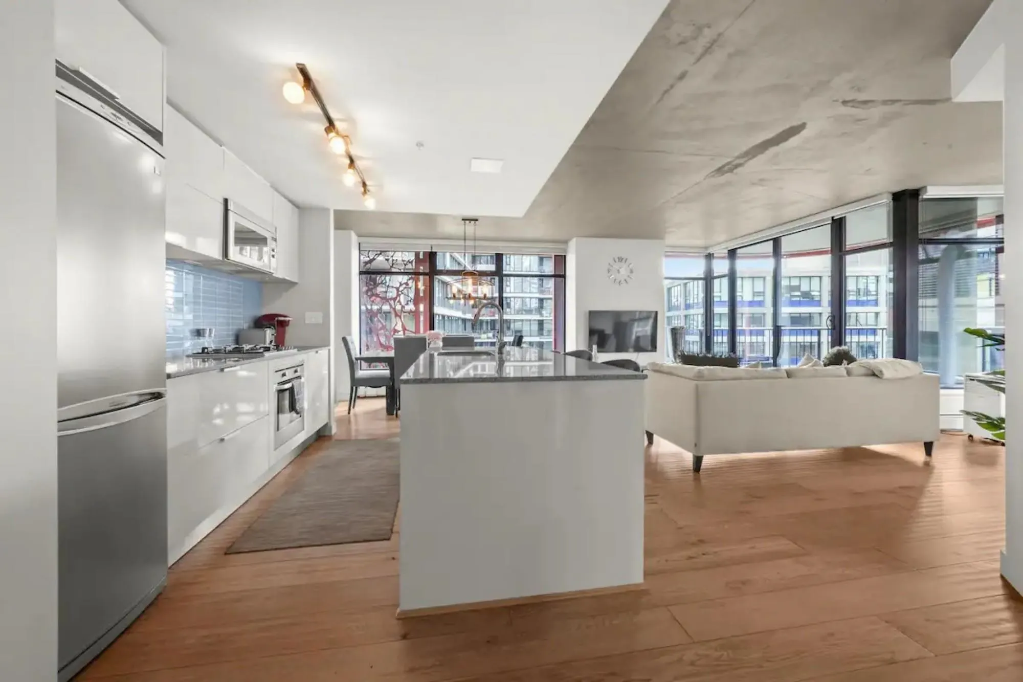 128 W Cordova Street #906