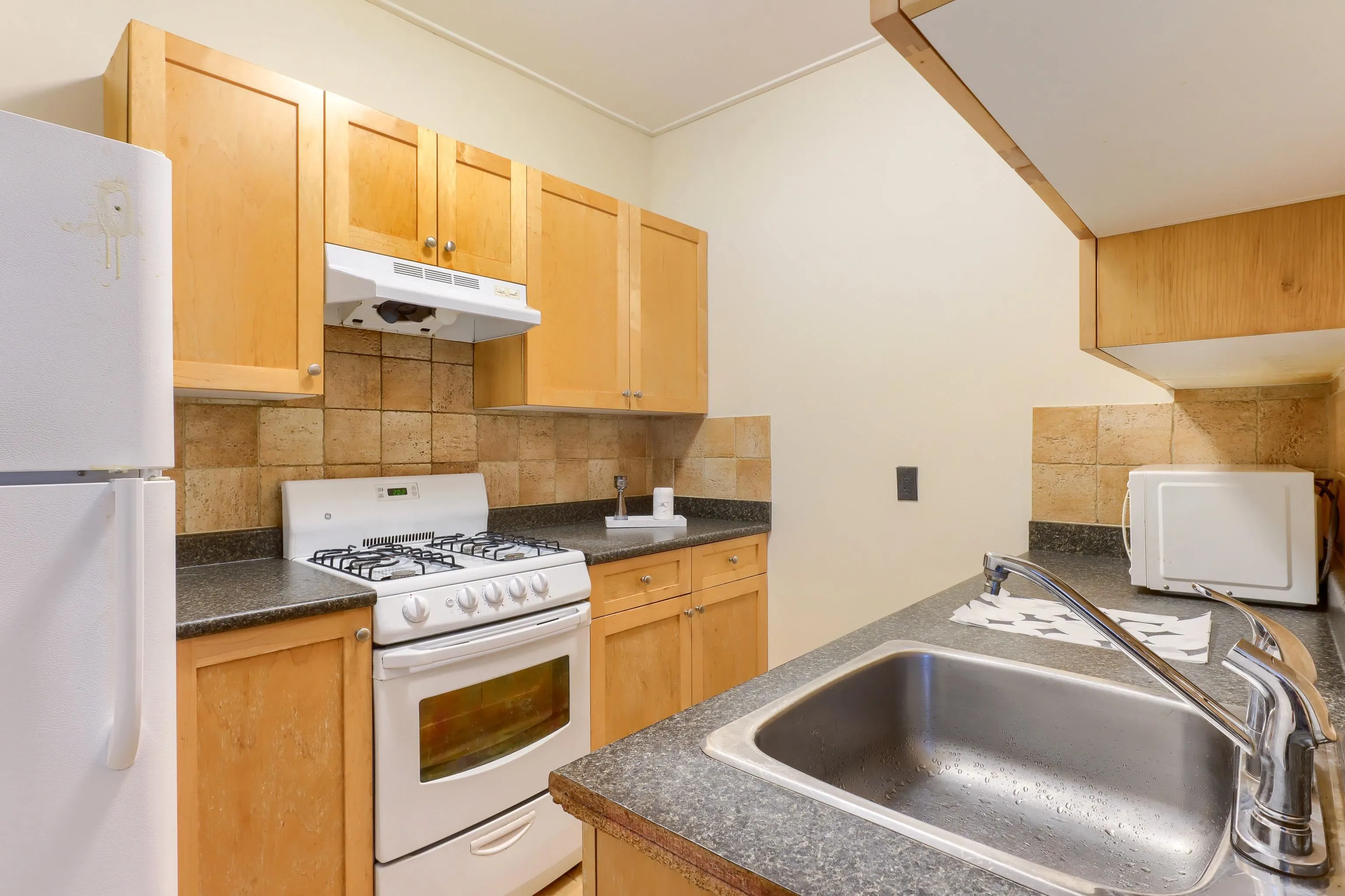 935 Jervis Street #6