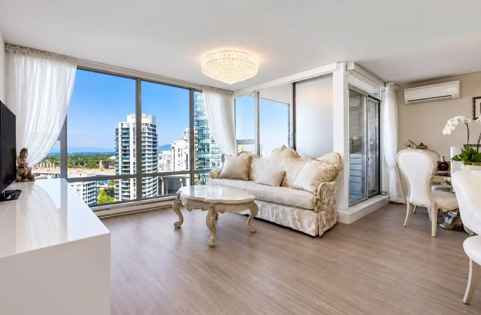 455 Beach Crescent