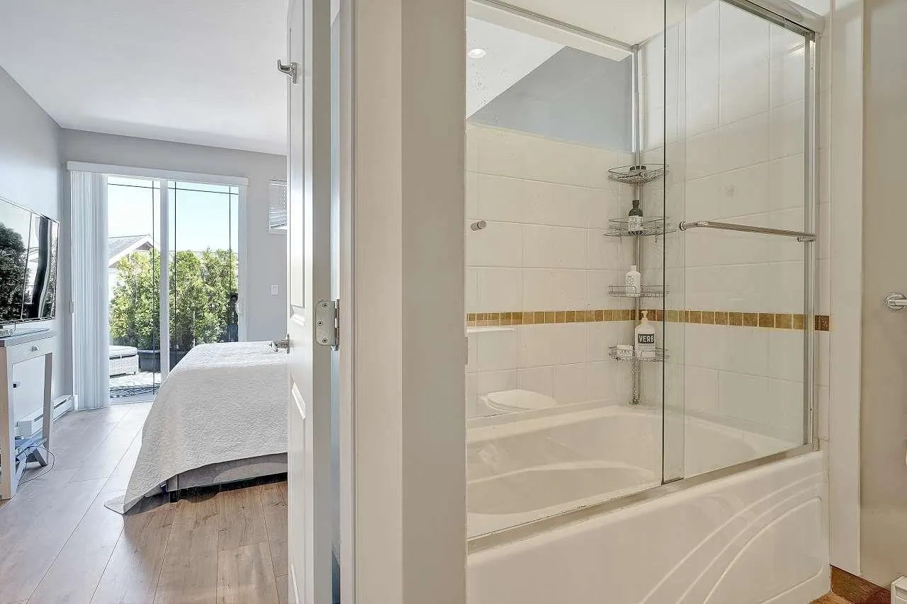 15350 16a Avenue #4th floor