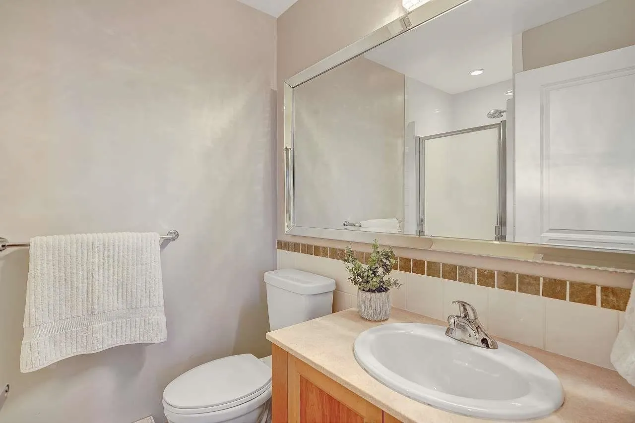 15350 16a Avenue #4th floor